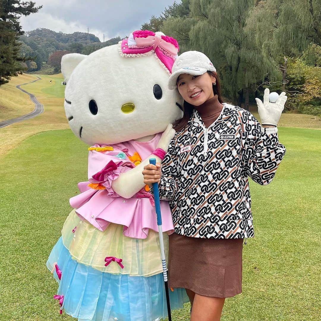 井上莉花のインスタグラム：「. Sanrio smile golf tournament 🎀  by @nhgt_official   今回はこの3人で！最高に楽しすぎましたー！ 鮎美ちゃんなみきちゃんありがとう😙  かわいいももたんとも記念撮影🍑  . #ゴルフ #callawaygolf #CPGgolf #ikuta #garmin  #千代田製作所 #アルク #ゴルフル #エスケー住建 #バイトするならエントリー #サンリオ#hellokitty」