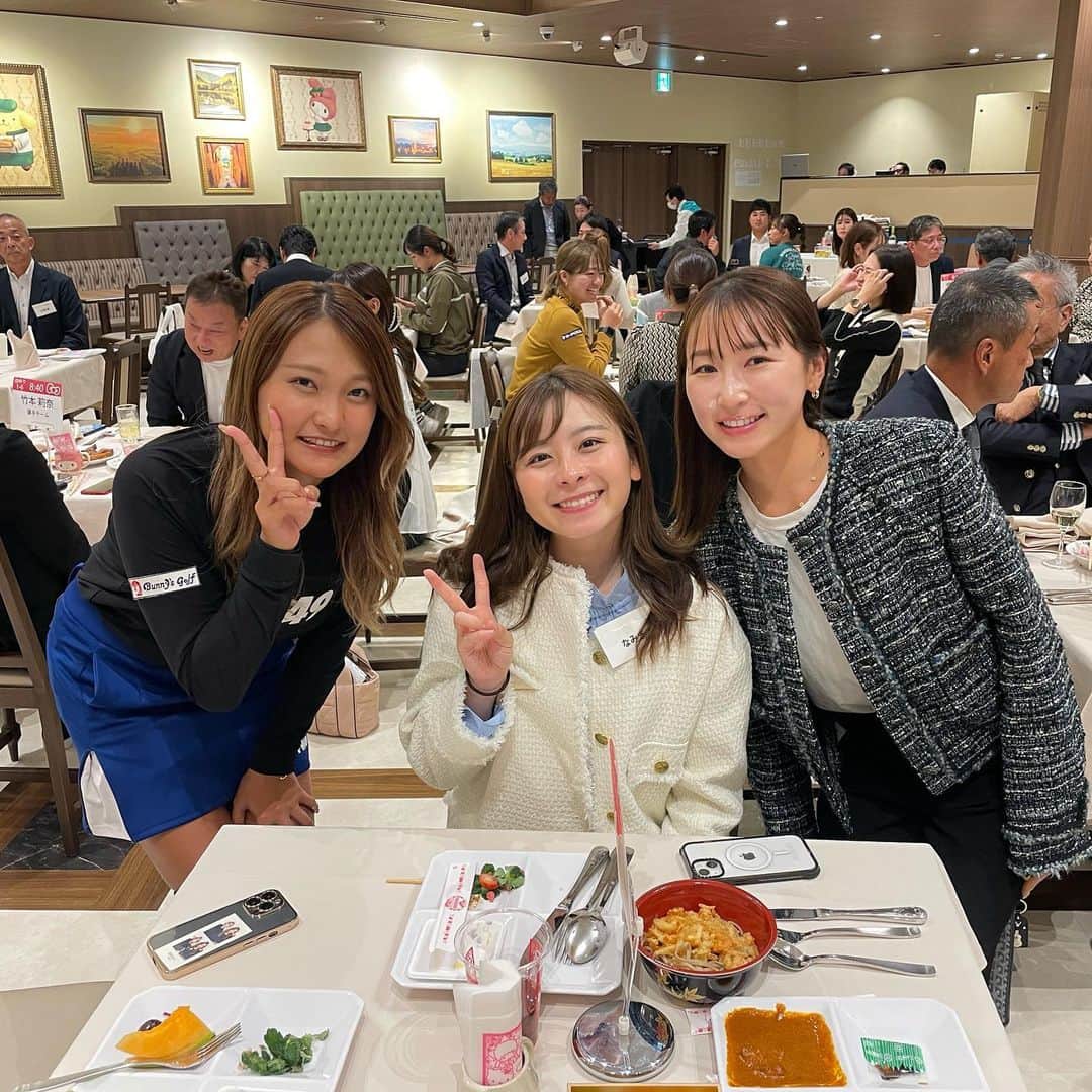 井上莉花さんのインスタグラム写真 - (井上莉花Instagram)「. Sanrio smile golf tournament 🎀  by @nhgt_official   今回はこの3人で！最高に楽しすぎましたー！ 鮎美ちゃんなみきちゃんありがとう😙  かわいいももたんとも記念撮影🍑  . #ゴルフ #callawaygolf #CPGgolf #ikuta #garmin  #千代田製作所 #アルク #ゴルフル #エスケー住建 #バイトするならエントリー #サンリオ#hellokitty」11月11日 17時58分 - 1124rika