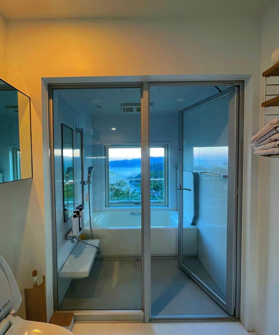 奈良裕也さんのインスタグラム写真 - (奈良裕也Instagram)「🌿昭和レトロ感漂う熱海の街へ 山の上の海沿いに立つ白が基調なモダンな宿は、民泊施設でご存知Airbnbを利用した2泊3日の濃厚な時間となりました。部屋からの景色の素晴らしさリラックスTimeと癒しをありがとう　サウナもあって💯 広さも立地も最高でまた改めて利用したいと思います🌿  Thanks to @airbnb for covering the stay #airbnb #熱海　#奈良旅」11月11日 17時58分 - yuyanara