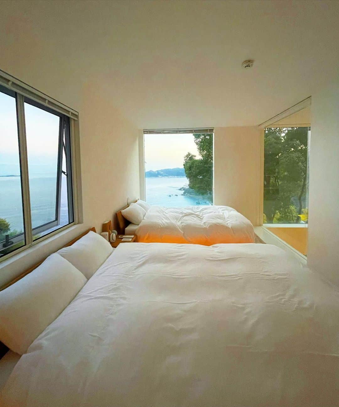 奈良裕也さんのインスタグラム写真 - (奈良裕也Instagram)「🌿昭和レトロ感漂う熱海の街へ 山の上の海沿いに立つ白が基調なモダンな宿は、民泊施設でご存知Airbnbを利用した2泊3日の濃厚な時間となりました。部屋からの景色の素晴らしさリラックスTimeと癒しをありがとう　サウナもあって💯 広さも立地も最高でまた改めて利用したいと思います🌿  Thanks to @airbnb for covering the stay #airbnb #熱海　#奈良旅」11月11日 17時58分 - yuyanara
