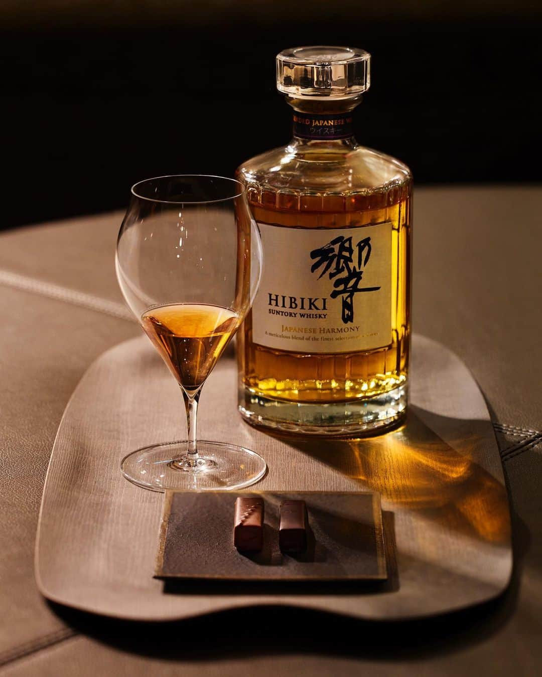 響 | SUNTORY WHISKY HIBIKIさんのインスタグラム写真 - (響 | SUNTORY WHISKY HIBIKIInstagram)「. HIBIKI TIME ~二十四節気・立冬~  やわらかな香りが満ちる部屋の中。 Savor the moment in a room filled with a gentle aroma.  #hibiki #響 #hibiki_time #二十四節気 #24seasons #立冬 #ritto #withnature #旅 #trip #グラス #glass #chocolate」11月11日 17時59分 - suntorywhisky_hibiki