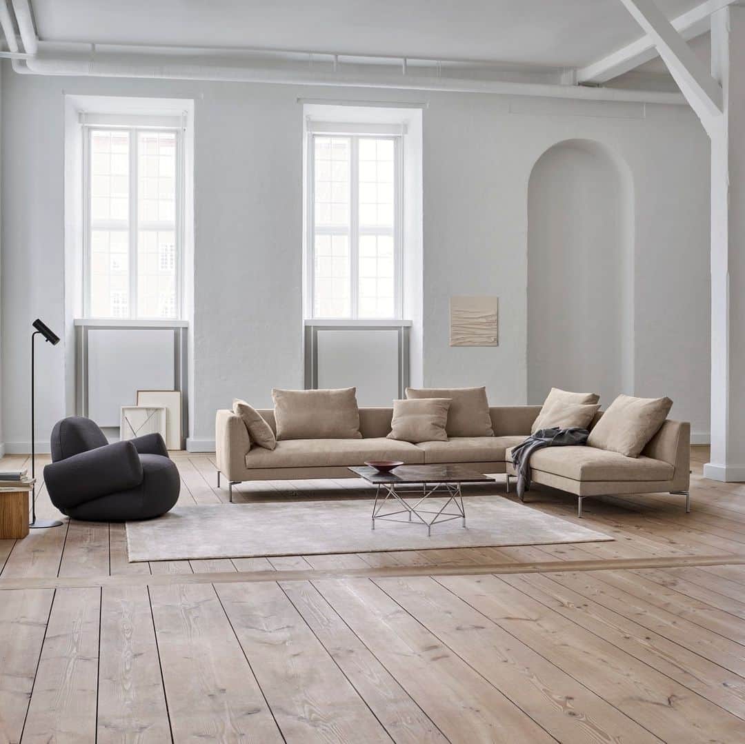 eilersenのインスタグラム：「Ra is an elegant sofa with an international touch and a high level of comfort. It is perfect for having guests over, as it is not too deep nor too low. Here it is paired with the Havana lounge chair, Spider coffee table and Stick carpet.⁠ ⁠ ⁠ Sofa: RA sofa upholstered in Level 37, designed by Jens Juul Eilersen⁠ Table: Spider table with brown marble table top 80x80 cm, designed by Andreas Hansen⁠ Lounge chair: Havana in Coral 10 designed by LAB15⁠ Carpet: Stick carpet by Eilersen in colour Sand⁠ ⁠ ⁠ ⁠ #eilersen #eilersenfurniture #myeilersen #enjoyaneilersen #greatash #jensjuuleilersen #havana #lab15 #homedecor #sofa #danishdesign #inredning #finahem #interiorlovers #interiordesign #modernliving #minimalism #nordiskehjem #nordicinspiration #nordicliving #craftsmanship #boligindretning #designinterior #livingroominspo #boliginspiration  #hemindredning #schönerwohnen #nordicminimalism #designinspiration #throughgenerations」