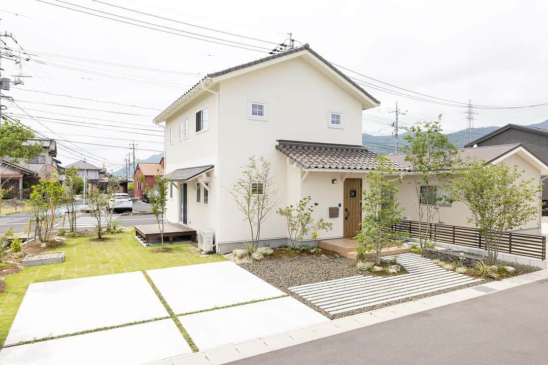 タケシバ建設のインスタグラム：「ナチュラルな家に合った素敵なお庭もご提案してます😊 参考にご見学ください^ ^  <モデルハウス見学会開催> ―予約制― 【日時】11 / 11(土) 、12(日)9：00～17：00 【場所】高岡モデルハウス ※別日や平日、お時間などお気軽にご相談ください。  タケシバ建設のお家づくりは 【デザインも性能もあきらめない家をコスパ良く！】 がポイントです!! ☆もう一度見たい！という方もWelcome♪☆  ————————————————————  😆ご紹介キャンペーン😆 ご紹介を受けてご来場頂いたお客様＆そのご紹介をしてくださった方へ 期間限定で通常よりBIGなプレゼントや最大10万円のお礼をさせて頂いております☆彡 お近くの建築をお考えのお知り合いがいらっしゃいましたら、 是非～ご紹介キャンペーン～をご利用ください♪  〈ご紹介者様の条件〉 ・タケシバでお家を建築されたお客様 （建築されたお客様のご家族でもOKです♪） そしてなんと！！ ・協力業者様 （建築関係、不動産関係など業種に決まりはありません！） ・建築したことないけど…タケシバをオススメしてくださる方  様々なきっかけでタケシバ建設を知ってくださっている皆様からのご紹介をお待ちしております！  詳しくはHPをご覧ください。  ————————————————————— 当日予約される方はお電話にてお問合せ下さい。 TEL：０８５３-２４-８７５８  ♥いいね　フォローしてもらえると とっても嬉しいです！！！  #タケシバ建設#島根#鳥取#松江#出雲#出雲注文住宅#注文住宅#自由設計#庭#新築#工務店がつくる家#無垢材#間取り#リビング#ダイニング#カフェスタイル#高気密高断熱#かわいい家#maman#シンプルモダン#性能向上リノベ#ナチュラルモダン#こだわりの家#おしゃれな家#塗り壁#リフォーム#平屋#庭のある暮らし#外観#70年代不動産」