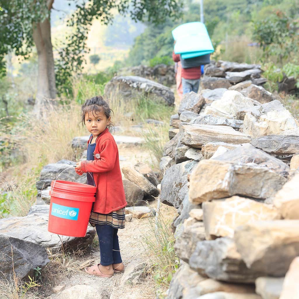 unicefさんのインスタグラム写真 - (unicefInstagram)「This little one and her family fled when they felt their home shaking. Luckily they were unharmed.  Children in Nepal have been severely impacted by the recent earthquake and aftershocks.  UNICEF is working with partners to provide essential supplies and help families cope in the aftermath of the disaster.  © UNICEF/UNI465098/Prasad Ngakhusi」11月11日 18時00分 - unicef