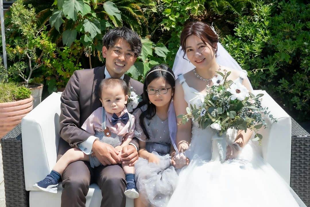 指帆亭さんのインスタグラム写真 - (指帆亭Instagram)「*  家族ショット👨‍👩‍👧‍👦💞 * 1日1組限定、貸切wedding 記憶に残る1日をお過ごしください🕊️  *  指帆亭 Shihantei Pine Tree Resort （月・火曜日定休日、祝日の場合は営業） TEL:0463-43-1611 * 〒259-0123 神奈川県中郡二宮町二宮下向浜36 アクセス ・JR二宮駅より徒歩10分 ・お車でご来店の場合、無料駐車場を完備しております ナビゲーションシステムをご利用の際は、目的地に「二宮町立 二宮中学校」と設定をお願い致します。 *  #shihantei #指帆亭 #結婚 #結婚式 #二宮 #湘南 #茅ヶ崎 #平塚 #藤沢 #小田原 #大磯 #鎌倉 #二宮駅 #記念日 #貸切 #海 #海が見える #リゾート #リゾートウエディング #国内リゾート#ガーデン #プレ花嫁 #ウェディング #ブライダルフェア #ウェディングフォト  #フォトスポット #ウエディングドレス #披露宴#湘南ウェディング」11月11日 18時00分 - shihantei