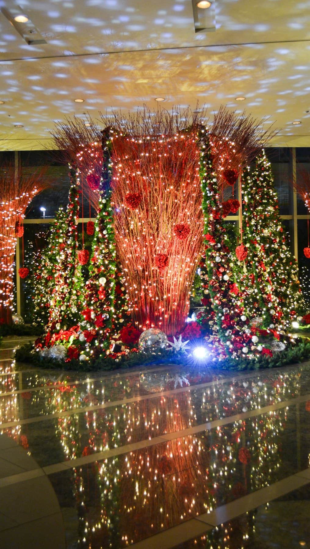 グランドハイアット東京のインスタグラム：「今年もロビーに「クリスマス エリア」が登場いたしました✨  2023年のホリデーシーズンのテーマは“Grand Love”。 「世界中を包みこむほどの大きな愛で、幸せあふれるホリデーシーズンを過ごせますように」という思いを込めました。  グランド ハイアットのカラーでもあるレッドを基調に、フェスティブ感溢れるキラキラと輝くゴールドや、ホテル開業20周年を記念したハート型のデコレーションを20個散りばめて”Grand Love””を表現します。   Instagramでは チャリティーキャンペーン開催中です。  ホテル内で撮影した画像にハッシュタグ「#Grandlove2023」をつけてInstagramにご投稿ください。1000以上の投稿が集まると、ホテルから10万円を「Kids Earth Fund（子供地球基金）」に寄付させていただきます！  ご参加いただいた皆さまから抽選でお食事券のクリスマスプレゼントもご用意していますので、ぜひたくさんの想い出をシェアしてください*  世界中が溢れるほどの””Grand Love”に包まれますように･･･  ✅参加条件などの詳細はこちら▶︎ @grandhyatttokyo →リンク🔗より”  "We are delighted to unveil our holiday decorations for the coming season! 🎄  This year’s decorations are based around the theme of Grand Love, as we aim to embrace the whole world with love and happiness.  Our sparkling red and gold display contains 20 heart motifs to celebrate our 20th anniversary.   Today also marks the start of our Instagram charity campaign. During the holiday season, we invite you to post a photo of Grand Hyatt Tokyo with the hashtag #grandlove2023.  Once the hashtag reaches 1,000 posts, we will donate JPY 100,000 to Kids Earth Fund.  As an extra Christmas present, participating posts will also be entered into a draw to win dining certificates for our restaurants and bars.  We wish you a holiday full of Grand Love and a wonderful winter!  Click our link in bio for more details. 👆  #グランドハイアット東京 #grandhyatttokyo #grandhyatt #hyatt #worldofhyatt #tokyo #roppongi #roppongihills #東京ホテル #tokyohotel #grandlove2023 #チャリティ #クリスマスチャリティ #charity #christmascharity」