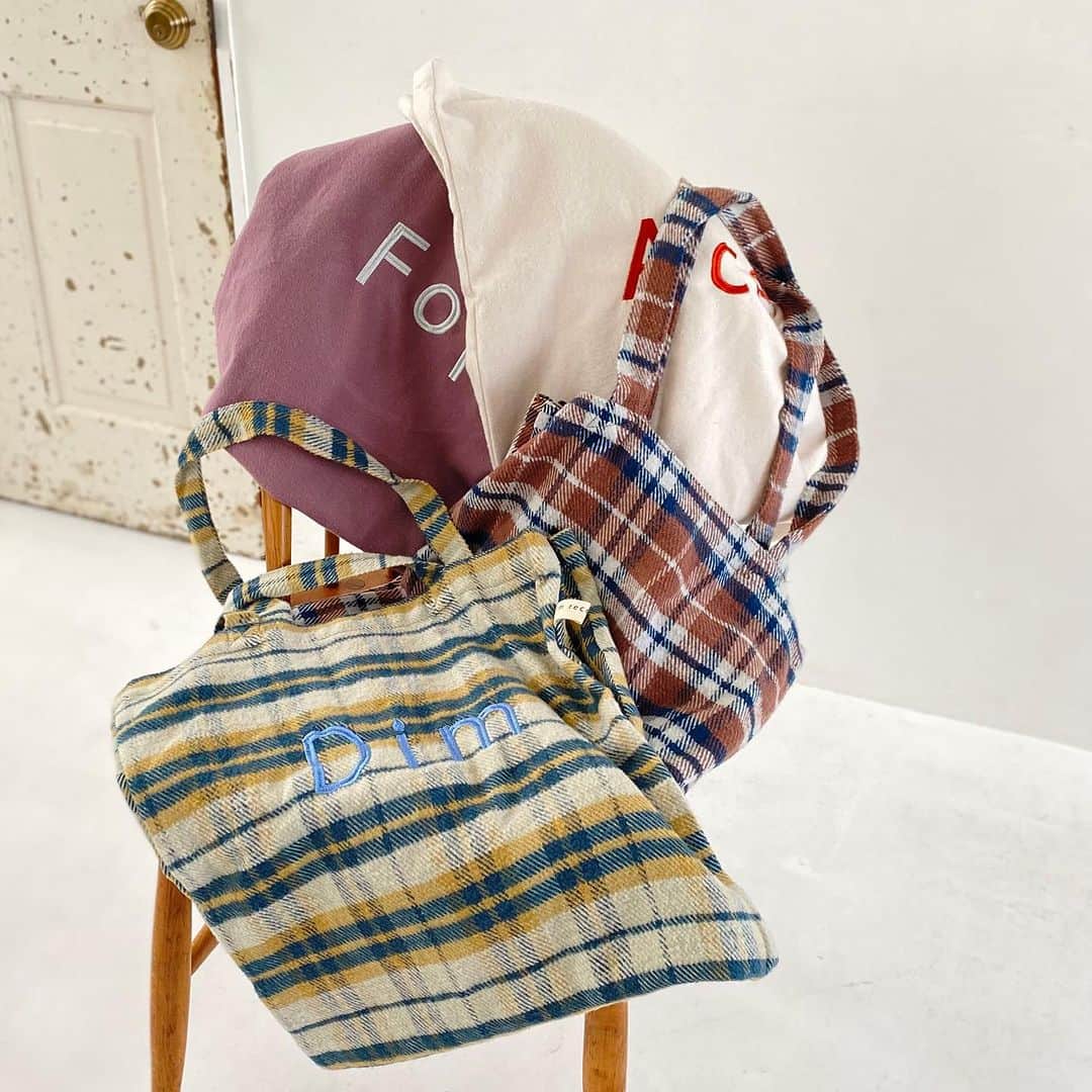 Crispのインスタグラム：「_NEW IN ⁡ ⁡ ✓起毛ロゴトートバッグ ￥4,290(税込) beige,brown,ivory,pink ⁡ ✓フラワーキルティングトートバッグ ￥3,850(税込) brown,ivory,pink ⁡ ⁡ 秋冬コーデのポイントになるトートバッグが届きました。 起毛ロゴトートバッグは収納力もあるので、 旅行などのサブバッグとしてもおすすめ◎ ⁡ ⁡ #Crisp2023aw #Crisp_style #Crisp #クリスプ #秋コーデ #c3wg3309 #c3R3313 #cr_起毛ロゴトートバッグ #cr_フラワーキルティングトートバッグ #大人カジュアル」