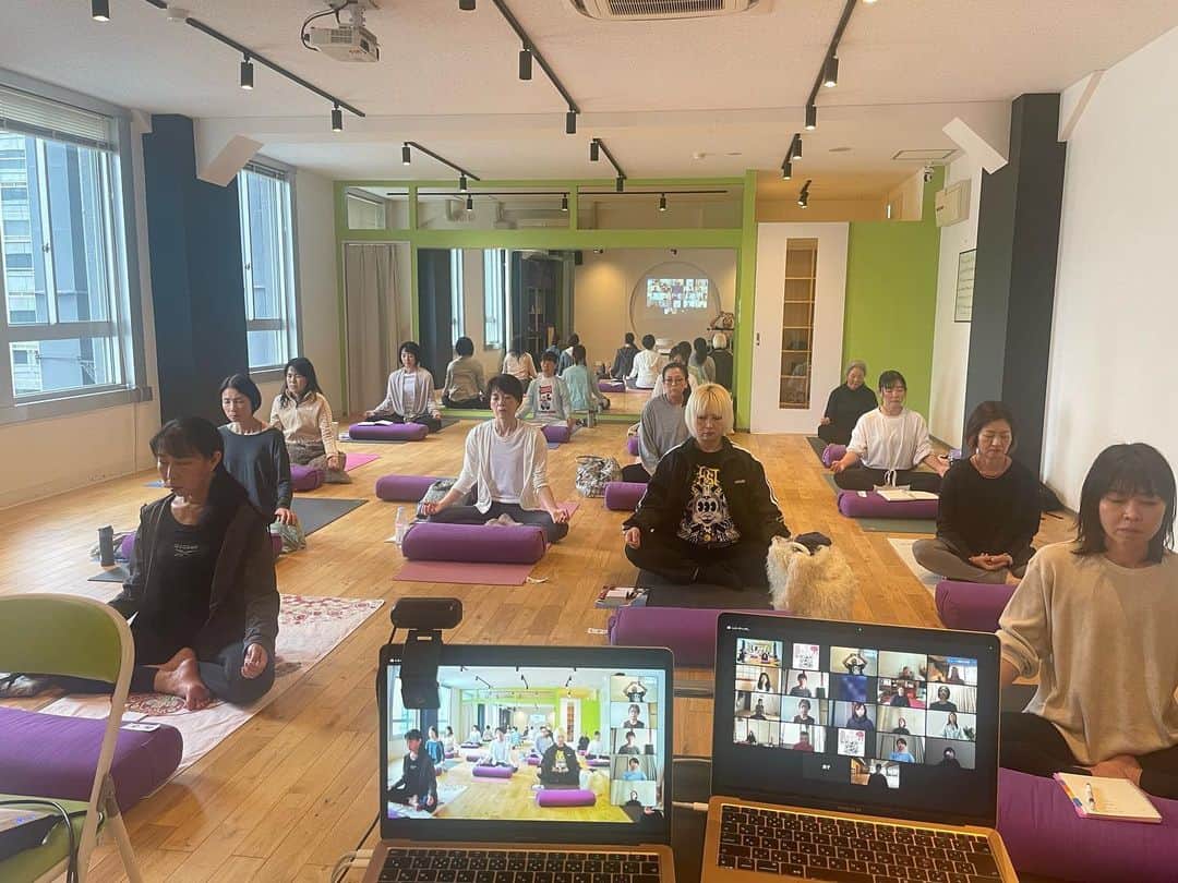 Ken Harakumaのインスタグラム：「2024年2月開催ケンハラクマのアシュタンガヨガ集中基礎講座スケジュールが決まりましました❣️ スタジオ対面&オンラインZOOM同時開催。 @yoga_academy_osaka  @yoga.generation  @international_yoga_center  ↓ ケンハラクマによるアシュタンガヨガ集中基礎講座 https://shop.yoga-gene.com/program/7526/  2月4日（日）9時30分〜18時30分 会場：IYC表参道スタジオ2F＆Zoom  2月18日（日）9時30分〜18時30分 会場：ヨガアカデミー大阪　第１スタジオ＆Zoom ご参加をお待ちしています❤️❤️❤️ #アシュタンガヨガ  #呼吸法  #瞑想  #ヨガ集中講座  #ケンハラクマ」