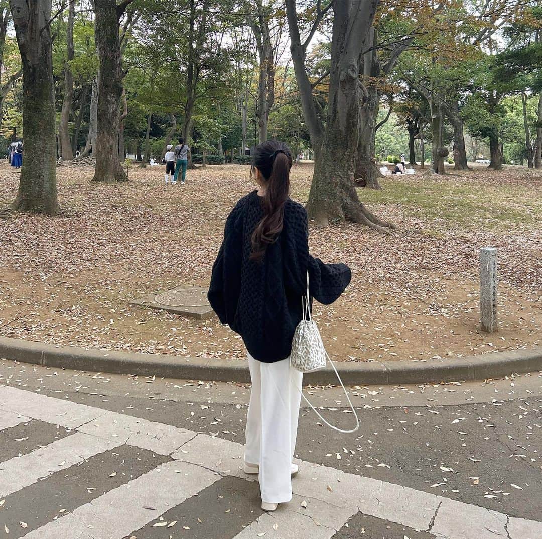 のインスタグラム：「︴𝑚𝑜𝑛𝑜𝑡𝑜𝑛𝑒 𝑐𝑜𝑜𝑟𝑑𝑖𝑛𝑎𝑡𝑒 , ℎ𝑜𝑙𝑖𝑑𝑎𝑦   ランチしてから代々木公園に紅葉見にお散歩した~ 🐶🍂 この日はモノトーンで大人っぽニットコーデ𓈒𓏸  低身長でもちょうどよく履けるパンツ嬉しすぎる .. .’.’ ほんとに求めてたサイズ感とシルエット🤦🏻‍♀️💗  （ちなみにパンツサイズ展開あります💭）  実はこれウエスト周りめちゃめちゃこだわってるの( ⸝⸝⸝ ᐢ ᵕ ᐢ ⸝⸝⸝ )♡  . . . #秋コーデ #秋服コーデ #低身長コーデ #モノトーンコーデ #カジュアルコーデ #きれいめカジュアル #umm #ummclair #ummclaïr #ウム #ウムクレール  #モテコーデ #淡色コーデ #淡色 #代々木公園」