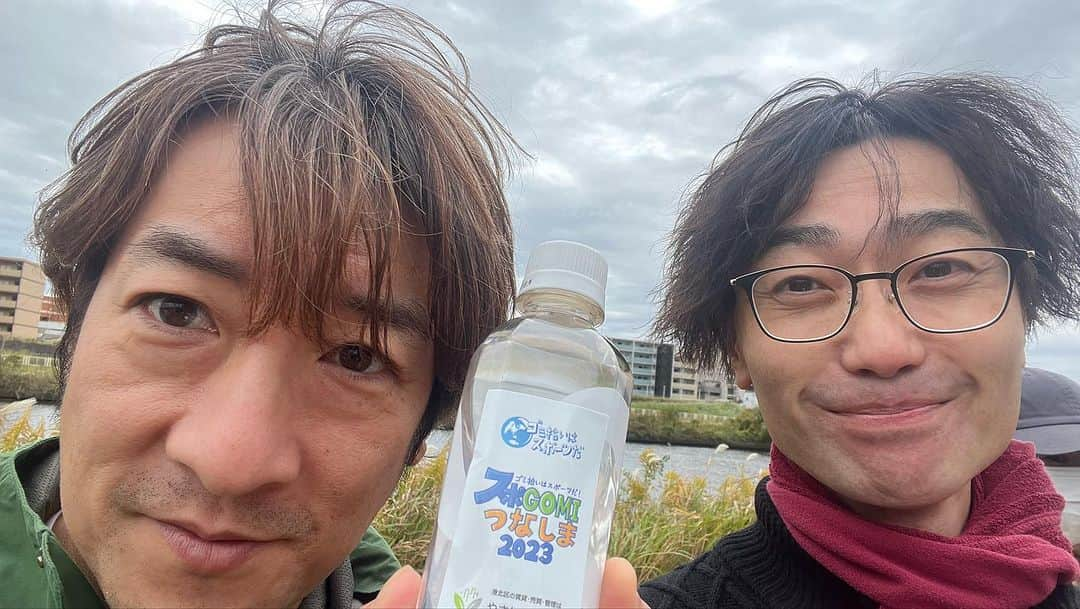 庭瀬幸一郎 さんのインスタグラム写真 - (庭瀬幸一郎 Instagram)「スポGOMIつなしま2023 寒かったけどゴミ拾ってたら 心も身体もぽっかぽかに！  今年のアコフェスにご協賛頂いた「おそうじ屋プリッチェ」さん主催のゴミ拾いイベント【スポGOMIつなしま2023】に参加させて頂きました〜(๑˃̵ᴗ˂̵)  150人近い地域の大人と子供で 綱島を大掃除 地元企業さまからの協賛も沢山！ ほんと素晴らしいイベントでした！  おそうじ屋プリッチェ後藤社長とスリーショットと皆んなで拾ったゴミと閉会式の写真を添えて〜♪  それにしてもおそうじ屋プリッチェさんのスタッフさんが素晴らしかった！！！これまでの準備もめちゃくちゃ大変やったと思われますが早朝から参加者を笑顔でお出迎えして下さり、最後まで盛り上げて下さり、参加された大人も子供も笑顔しかなかった。是非皆さんに知って頂きたいイベントであり、企業さまです！！！  おそうじ屋プリッチェさんではエアコン、クーラーの清掃はじめ綱島横浜を中心に様々な清掃事業を展開されています。ご興味ある方は是非プリッチェさんまでお問い合わせ下さい♪  #おそうじ屋プリッチェ #リフォーム屋プリッチェ #FATMAM #綱島 #スポgomiつなしま2023」11月11日 12時35分 - niwase_kouichirou