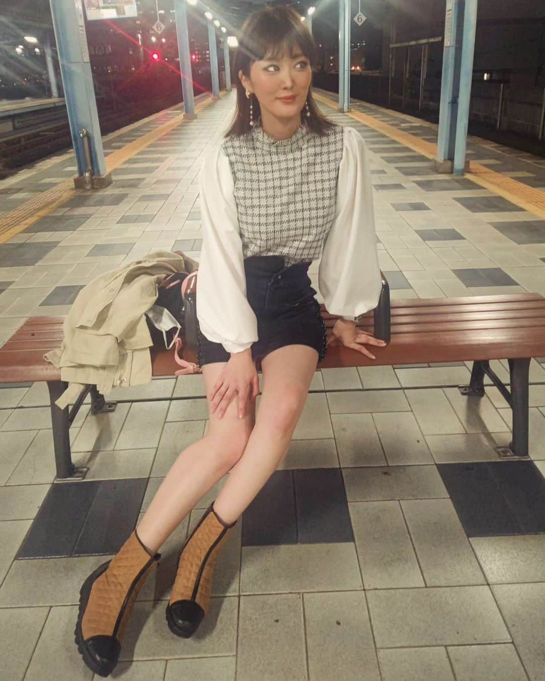 松浦麻里奈のインスタグラム：「＠shein_japan @shein_official　より 新ブランド出来たよ😋🎉  今までSHEINの服は韓国風や 欧米風のブランドが多かったけど ついに、SHEINに日本人の体型により フィットしたデザインのブランドFRIFULが出来た！！  #SHEIN #FRIFUL #SHEINコーデ #FRIFULコーデ #BeSHEINモデル #PR #SHEINコーデ #SHEIN購入品 #秋コーデ  #購入品紹介 #宮崎  FRIFUL▶格子縞プリント フリルトリム ランタンスリーブ ブラウス　Lサイズ  FRIFUL▶コントラストカラー フラップポケット ドロップショルダー コート　Mサイズ  値段安かった😁🎉触り心地はよき！！ しわくちゃだったけど、アイロン、洗えばOk✌️  コートは、Sサイズでも良かったかも🤔  投稿用クーポンコード：FRIFUL352  ※0-5999円で15%オフ,  6000円以上のご購入で20％オフ  ※有効期限：2023/12/31までだよ🍑」