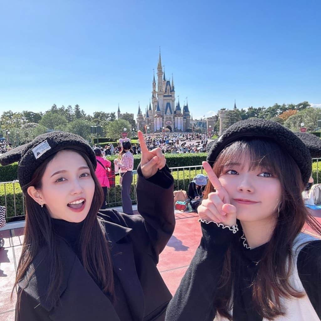 木下綾菜のインスタグラム：「Disney Land🐭♡ 彩乃ちゃんと。 . 楽しかった〜 もうまた行きたい〜 出会って3ヶ月とは思えません。 これからもどうぞよろしくね🤞🏻 . こちらからは 可愛いアヤノハマウラを お届けします。 . #disney #disneyland #ディズニーランド」