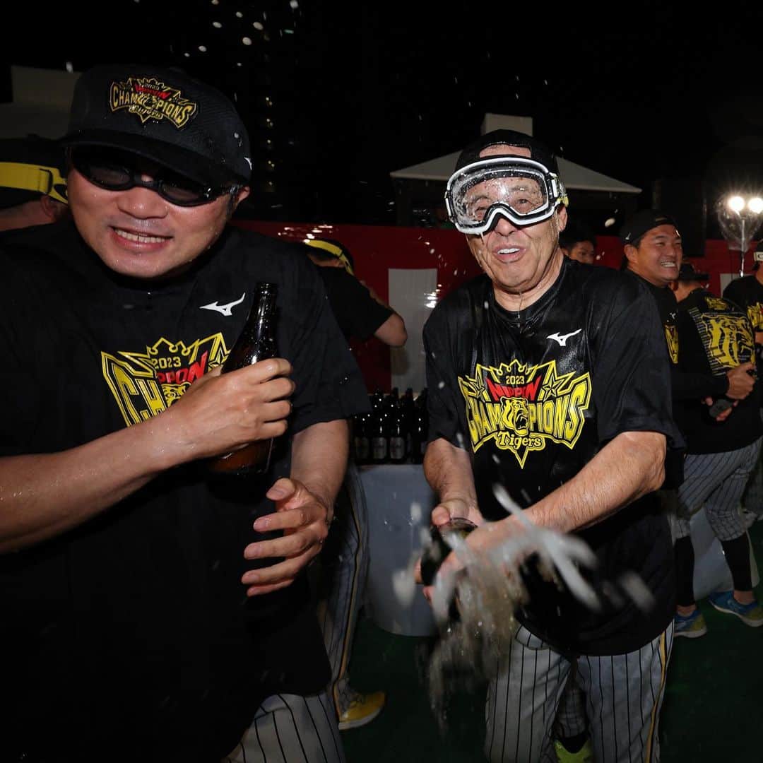 阪神タイガースのインスタグラム：「日本一の歓喜！手持ちの写真もあと少し、、最後に日本一の『ビールかけ』をお届けします①！ #阪神タイガース #SMBC日本シリーズ #日本一 #ビールかけ  #アレ  #アレのアレ #余韻を大切に」