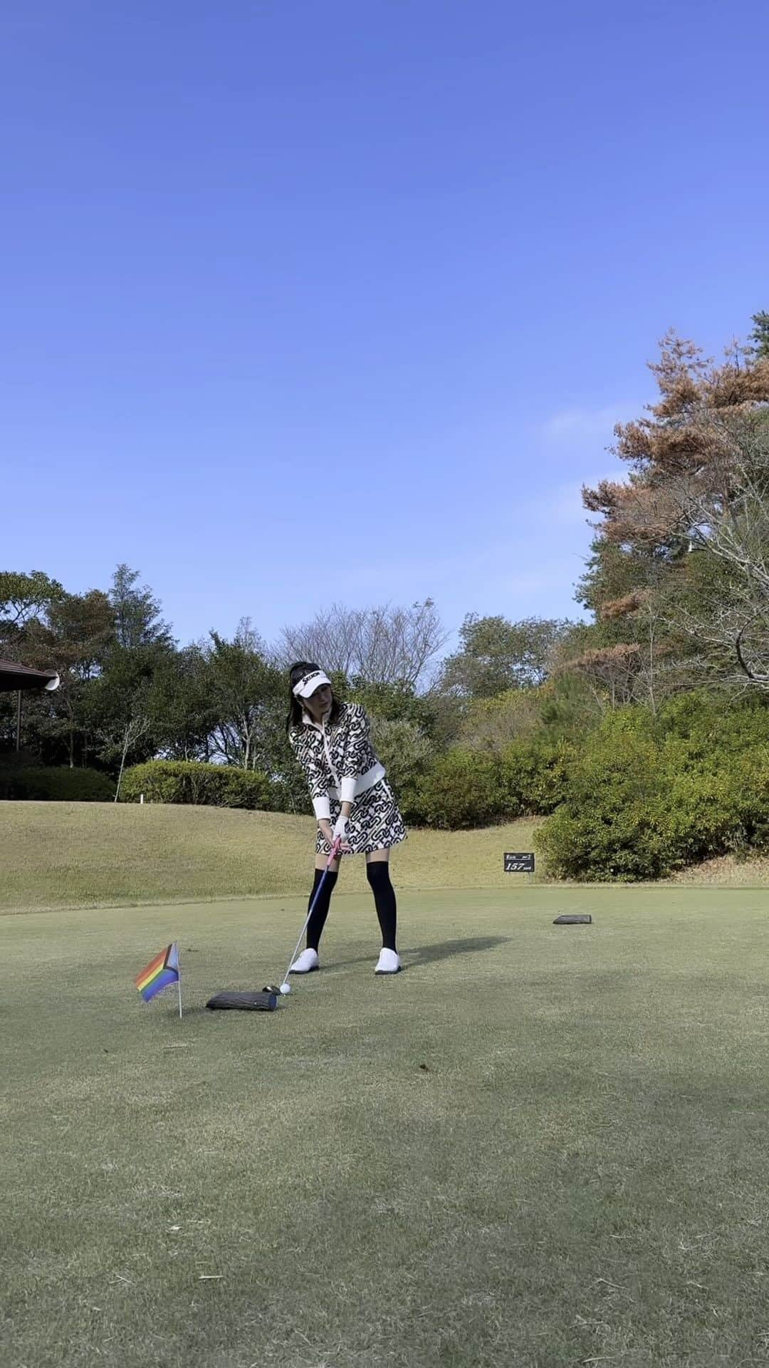 坂之下侑子のインスタグラム：「たまにはスイング動画🏌️‍♀️⛳️✨  お久しぶりにお会いした、アルチビオ のタカさんに撮って貰いました🥰  有難うございました☺️💕  #xxio#srixon#dunlop#スリクソン#ゼクシオ#ゴルフ#女子プロゴルファー#cpg#cpggolf#新作ウェア#ゴルフウェア#アルチビオ #archivio#golf#골프#高尔夫球」