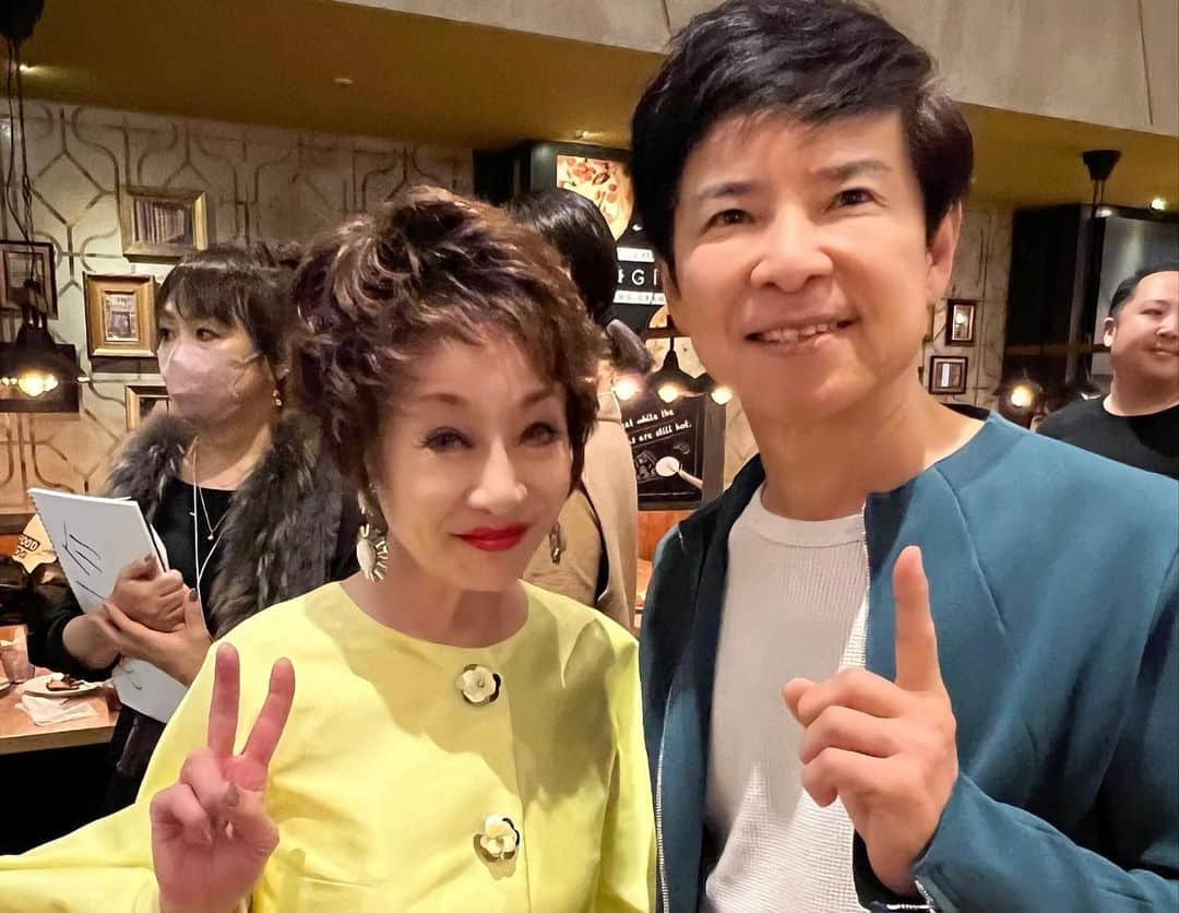 南美希子のインスタグラム：「邂逅の夜でした。 斎藤糧三先生の「ケト・サピエンスは牧草牛の夢を見るか？」の映画完成披露試写会とパーティーに出席しました。 お久しぶりの南雲吉則先生。 約30数年ぶりの高城剛さん。今回の映画のプロデューサーです。 そして10数年ぶりの黒田愛美先生。 この映画は美味しく健康的な牧草牛とはを追い求め孤軍奮闘するドクター斎藤のドキュメンタリー映画です。和牛のルーツにも触れた考えさせられる大変興味深い作品です。 #斎藤糧三先生  #ケトサピエンスは牧草牛の夢を見るか」