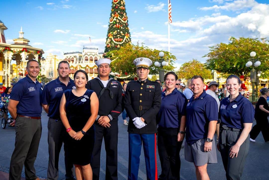 Disneyのインスタグラム：「As Veteran's Day approaches this weekend and Disney Parks' tradition of honoring those who defend our nation coast-to-coast, Magic Kingdom hosted a special flag retreat ceremony recognizing our cast members who have served our country. 🇺🇸 #DisneyCastLife #DisneySalutes」