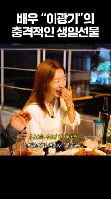 イ・グァンギのインスタグラム：「옛 추억 이야기들 ㅎㅎ 개사료 들고 웃자 웃자 ㅎㅎ 안선영과 함께 갤러리끼 용문 루프탑에서!!  서울의 중심 용산에 가장 작은 미술관!! 옥탑방미술관 구경 오세요 @anney_an_love @gallerykki  @yongsan_gu  새롭게 런칭하는 우리 안선영의 #이게바로안선영이다 #좋댓구」
