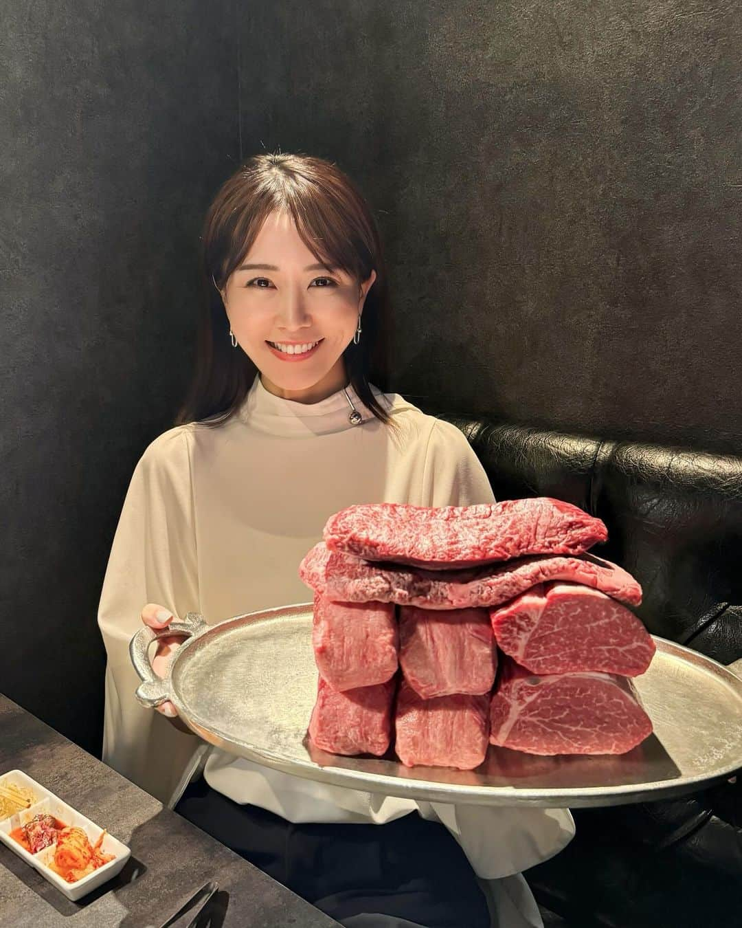 佐野真彩のインスタグラム：「一心不乱 @ebisu_isshinfuran へ🐮 美味しかったです！  このお肉の塊はなかなかの重さでした。笑  さて、 本日は自分が出る方の仕事です！ 一気に寒くなってきたので、上着がそろそろ必要ですね〜🍂  #焼肉　#東京駅グルメ #東京焼肉　#グルメ記録　#一心不乱」