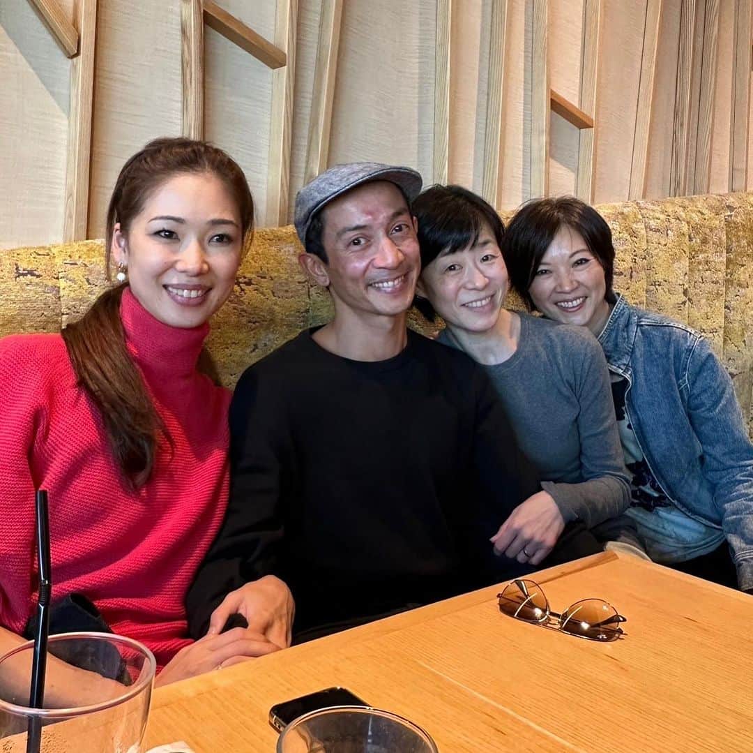 中村祥子さんのインスタグラム写真 - (中村祥子Instagram)「留学先のジョンクランコスクールで同級生だった @david_n_russo からメッセージをもらって、 今東京に来ているからと24年振り‼️に会うことが出来ました。24年振りだし、なんだか不思議な緊張感があったのに、会う前日にミラクル的な出会いをしてこんなに広い東京で同じ時間、同じ場所で偶然にお互いカフェをしていて出会うことができました🤩本当にミラクルな瞬間✨✨そして、次の日あらためて会ってゆっくり話しをすることができて、留学時代のことが蘇ってきました☺️  彼が話してくれたこと… あの頃のSHOKOはあまり喋らず ただただバレエに対しての努力が凄かった。だから今、 目の前にいるSHOKOの変化が嬉しいと言ってくれました。 今のSHOKOを知っている人がいてもあの頃のただただバレエとだけ向き合って 、努力だけをし続ける姿は誰も知らない、でも僕たちは知ってるよって言ってくれて🥺嬉しかった。そして、本当にそうだったな…と。 私は自分の努力を自慢しているわけではないんだけど、バレエのための日々を過ごしバレエのためなら出来ないことを諦めたくなかったし、出来ていないならできるようになればいいと思ってそのための努力は何時間でもできた。それでもやってみてはやっぱり落ち込んで、やっては落ち込んで…の繰り返しをただただひたすらやり続けていて、何が正解か、どうすることが正解かも分からないところを行ったり来たりしていて、それでもバレエは自分を揺さぶるなにかがあったから簡単に諦められるものではなかったし、踊ることが1番自分を幸せにしているのも分かっていたから進み続けていた。頑張れることには限界はないのかもしれない、こうなりたいという思いがある限りやれる努力は必ずあると信じていたし、若いときにがむしゃらでも、若さのエネルギーを努力に注げてきたことは間違ってなかったんだ！って今は思える。  今の自分はまたバレエへの向き合い方が変わっているかもしれないし、昔とは向き合うエネルギーが違うかもしれないけど、あの頃の無我夢中に頑張り通した時間があったからこそ今の自分が出来上がっていて、そしてまたあらたなステップを作ろうと今なりの努力が少しずつでもできている気がする。あの頃を思い出すと正直辛いしかなく、どうなるのかという不安でしかなかった。でも、同じくらい諦めたくないという気持ちを持っていたこともしっかり覚えている。今回Davidに会って辛かった時期を懐かしく思い出せてDavidの言葉であの頃の自分を癒やしてあげられた気がする。24年振りの出会いがまた勇気をくれた🙏✨ Thank you David ☺️I hope we can see each other soon😘  #Repost @david_n_russo with @use.repost ・・・ A blast from the past!! After almost 24 years you are humble, generous and simple as one can possibly be! A beautiful person inside out, just as I remember! It was amazing to talk to you and find out more about each other’s journey! Dance connects so many different realities and worlds. I hope we can see each other soon @shoko_officialpage 🩷🩷🩷what a wonderful last day in Japan 🇯🇵 thank you」11月11日 13時04分 - shoko_officialpage