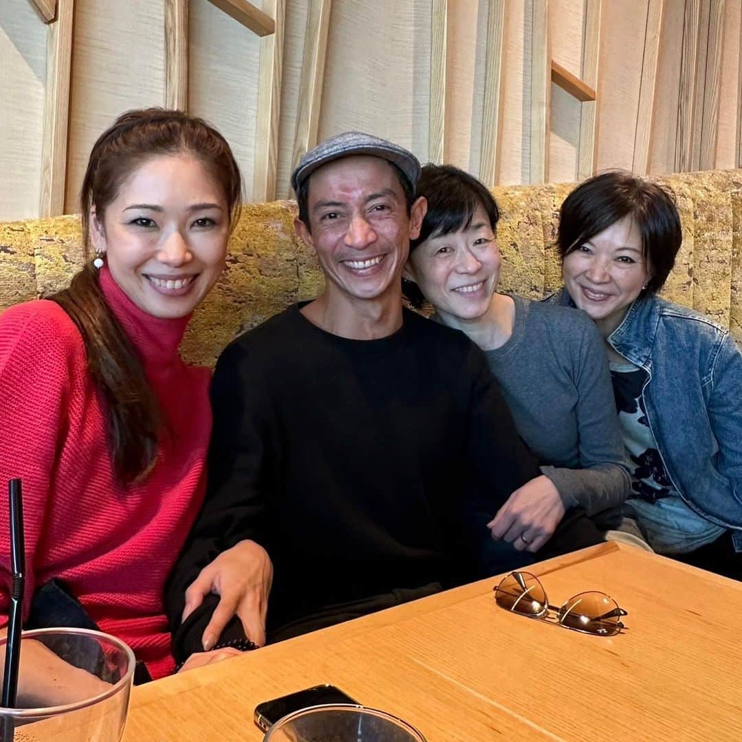 中村祥子さんのインスタグラム写真 - (中村祥子Instagram)「留学先のジョンクランコスクールで同級生だった @david_n_russo からメッセージをもらって、 今東京に来ているからと24年振り‼️に会うことが出来ました。24年振りだし、なんだか不思議な緊張感があったのに、会う前日にミラクル的な出会いをしてこんなに広い東京で同じ時間、同じ場所で偶然にお互いカフェをしていて出会うことができました🤩本当にミラクルな瞬間✨✨そして、次の日あらためて会ってゆっくり話しをすることができて、留学時代のことが蘇ってきました☺️  彼が話してくれたこと… あの頃のSHOKOはあまり喋らず ただただバレエに対しての努力が凄かった。だから今、 目の前にいるSHOKOの変化が嬉しいと言ってくれました。 今のSHOKOを知っている人がいてもあの頃のただただバレエとだけ向き合って 、努力だけをし続ける姿は誰も知らない、でも僕たちは知ってるよって言ってくれて🥺嬉しかった。そして、本当にそうだったな…と。 私は自分の努力を自慢しているわけではないんだけど、バレエのための日々を過ごしバレエのためなら出来ないことを諦めたくなかったし、出来ていないならできるようになればいいと思ってそのための努力は何時間でもできた。それでもやってみてはやっぱり落ち込んで、やっては落ち込んで…の繰り返しをただただひたすらやり続けていて、何が正解か、どうすることが正解かも分からないところを行ったり来たりしていて、それでもバレエは自分を揺さぶるなにかがあったから簡単に諦められるものではなかったし、踊ることが1番自分を幸せにしているのも分かっていたから進み続けていた。頑張れることには限界はないのかもしれない、こうなりたいという思いがある限りやれる努力は必ずあると信じていたし、若いときにがむしゃらでも、若さのエネルギーを努力に注げてきたことは間違ってなかったんだ！って今は思える。  今の自分はまたバレエへの向き合い方が変わっているかもしれないし、昔とは向き合うエネルギーが違うかもしれないけど、あの頃の無我夢中に頑張り通した時間があったからこそ今の自分が出来上がっていて、そしてまたあらたなステップを作ろうと今なりの努力が少しずつでもできている気がする。あの頃を思い出すと正直辛いしかなく、どうなるのかという不安でしかなかった。でも、同じくらい諦めたくないという気持ちを持っていたこともしっかり覚えている。今回Davidに会って辛かった時期を懐かしく思い出せてDavidの言葉であの頃の自分を癒やしてあげられた気がする。24年振りの出会いがまた勇気をくれた🙏✨ Thank you David ☺️I hope we can see each other soon😘  #Repost @david_n_russo with @use.repost ・・・ A blast from the past!! After almost 24 years you are humble, generous and simple as one can possibly be! A beautiful person inside out, just as I remember! It was amazing to talk to you and find out more about each other’s journey! Dance connects so many different realities and worlds. I hope we can see each other soon @shoko_officialpage 🩷🩷🩷what a wonderful last day in Japan 🇯🇵 thank you」11月11日 13時04分 - shoko_officialpage