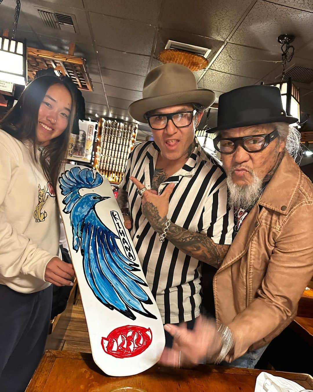 小川希花のインスタグラム：「New graphic @hosoiskateboards 💙 青い鳥  @popshosoi5 が書いてくれました‼︎✍️🛹 Thank you @christianhosoi , @popshosoi5 !  #bluebird #thankyouskateboarding」