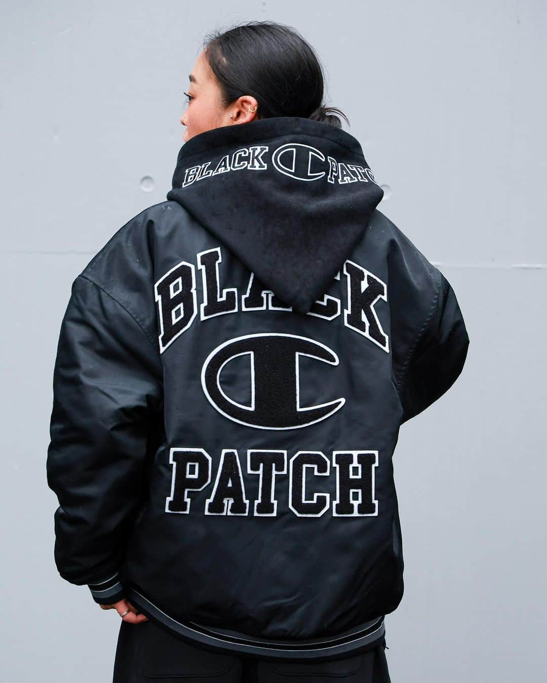 Champion Japanさんのインスタグラム写真 - (Champion JapanInstagram)「【Champion × BLACK EYE PATCH】  2023/11/11(Sat) RELEASE.   Item: Baseball Jacket Number:C8-Y616 Color:Navy,Black Size:S,M,L,XL Price:¥30,800  Item: Hooded Sweatshirts Number:C8-Y143 Color:Oxford Gray,Black Size:S,M,L,XL Price:¥24,200  Item: Cargo Sweat Pants Number:C8-Y229 Color:Oxford Gray,Black Size:S,M,L,XL Price:¥22,000 ⁡ Staff  Women’s 165cm/M Men’s 180cm/XL  #Champion #ChampionJP #BLACKEYEPATCH #チャンピオン」11月11日 13時00分 - champion_japan