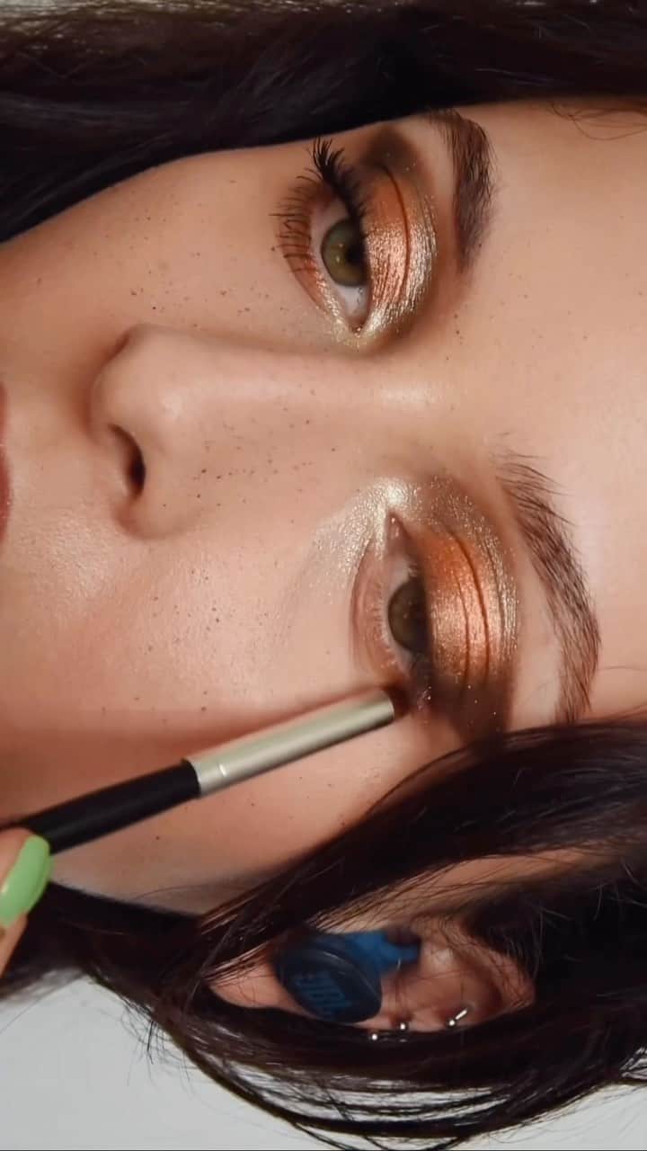 Anastasia Beverly Hillsのインスタグラム：「Fall glam at its finest 🤩 Shop our Rose Metals Deluxe Trio at the link in bio for your holiday grunge-glam looks! 💫  📸: @matamarozzi (she/her)  #AnastasiaBeverlyHills」