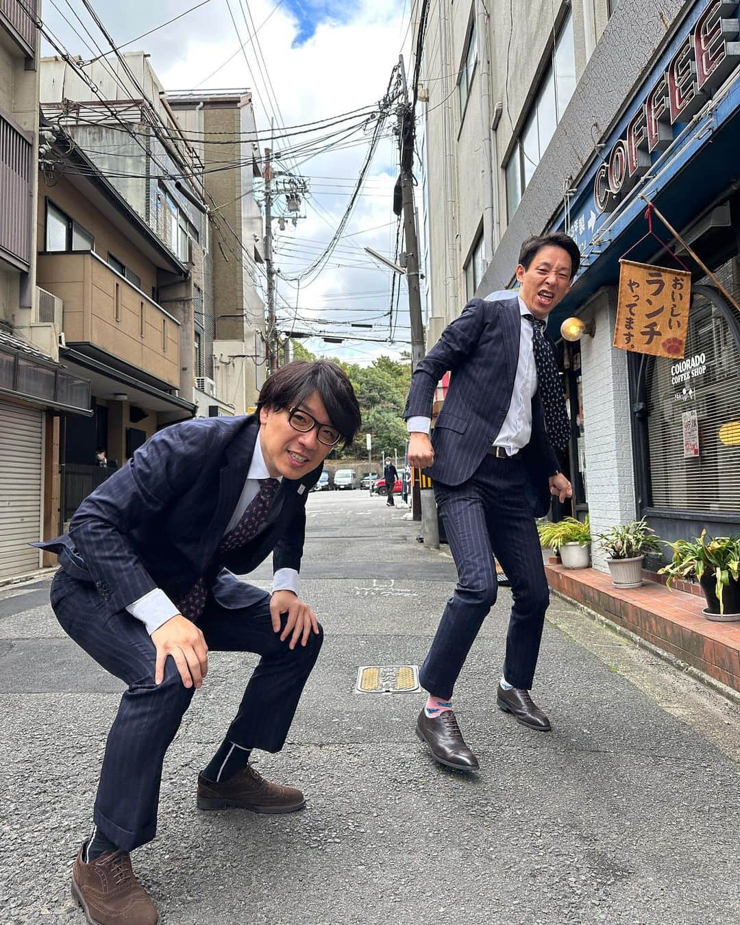 よしもと祇園花月さんのインスタグラム写真 - (よしもと祇園花月Instagram)「【当日券発売中】 本日ご出演の#囲碁将棋 さん✨ お出番終わりに路地でジャンプ写真を😆  囲碁将棋さんのジャンプをお納め下さい🙇‍♀️  このあと15:00公演にもご出演です！ ぜひおこしやす！！ 当日券は劇場窓口へ！！  #囲碁将棋根建  #囲碁将棋文田  #路地 #ジャンプ #祇園花月 #京都 #祇園 #お笑い好きな人と繋がりたい  #芸人 #よしもと芸人 #吉本」11月11日 13時03分 - gionkagetsu