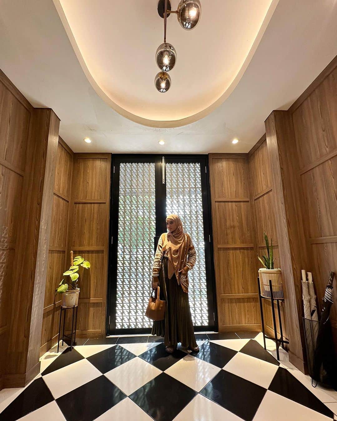 Zaskia Sungkarのインスタグラム：「Ukkasya bantuin buka store pagi2 😄 📍ZaskiaSungkar, Bintaro  MasyaAllah Tabarakallah」