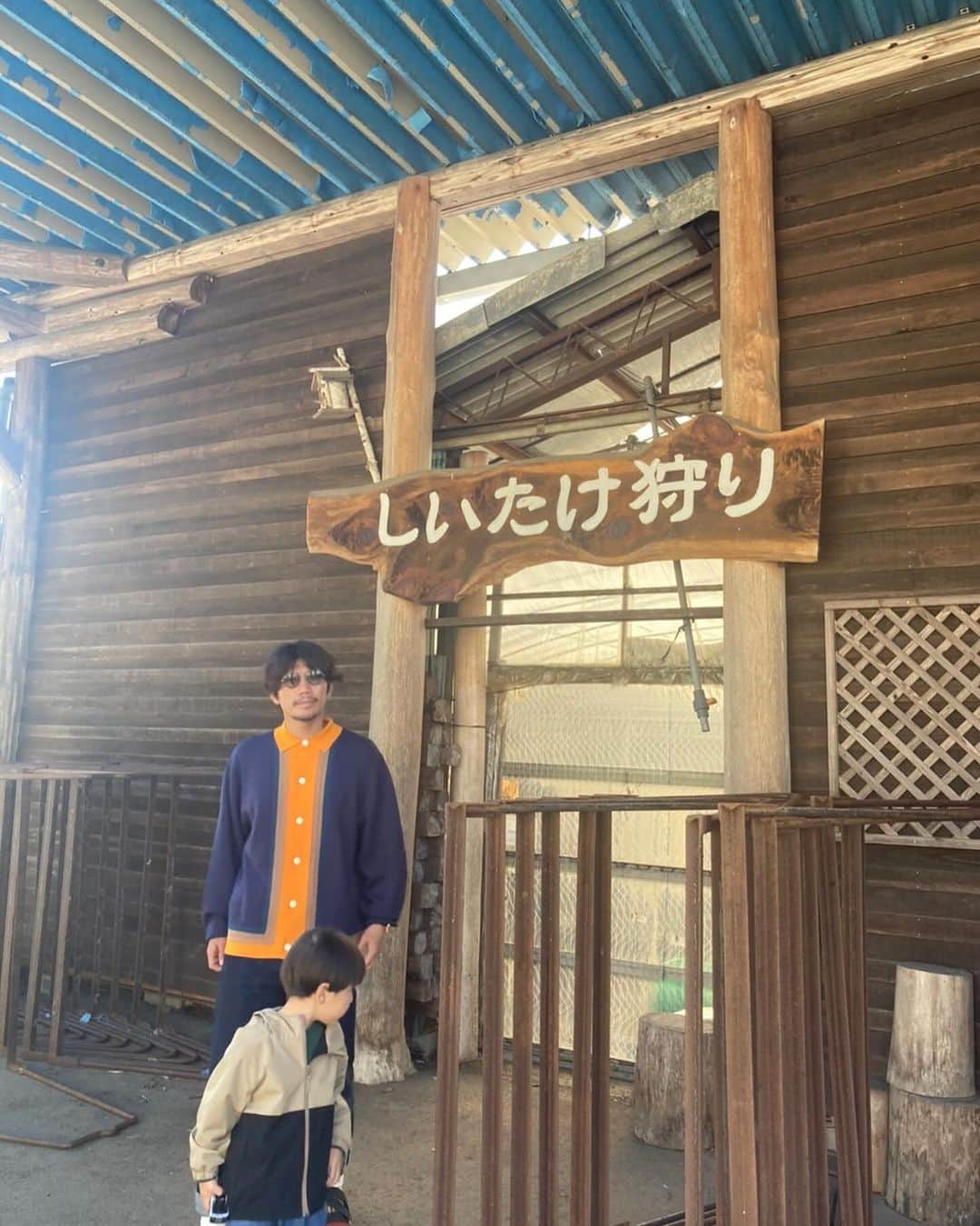 柏木陽介のインスタグラム：「今回は川辺町へ。  しいたけブラザーズという岐阜名産のしいたけがあって、そこで椎茸狩りをできるということで行ってきました。  椎茸ってこうやってできてるってことを初めて知ったし、こうやって自分で取ったやつを持ち帰って食べるのはええな。  楽しかった。  そんで家で椎茸の肉詰め。  これまためちゃくちゃ美味かったな。  ぜひ椎茸好きの皆さんも椎茸苦手なみなさんも楽しみに行ってみてください。  #岐阜県#川辺町#42市町村#制覇#しいたけブラザーズ#椎茸狩り#椎茸肉詰め」