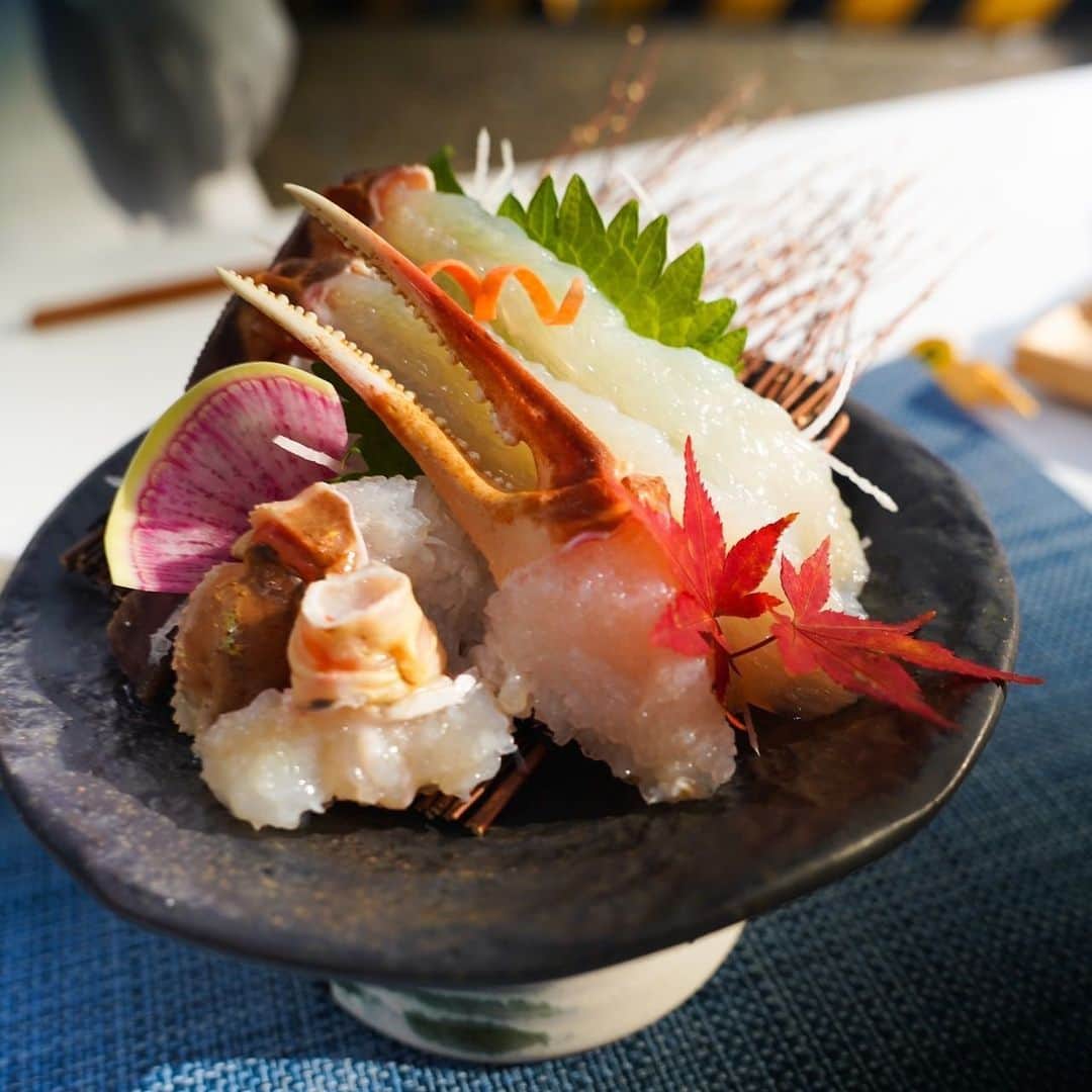 中丸雄一さんのインスタグラム写真 - (中丸雄一Instagram)「福井県から中継。越前がにを発掘した。 あまりの美味しさに腰を抜かしかけた。オスは茹でたり焼いたり、メスはどんぶりにしていただいた。11月6日に漁が解禁になったらしい。とにかく美味しすぎた。」11月11日 13時15分 - y_nakamaru_94