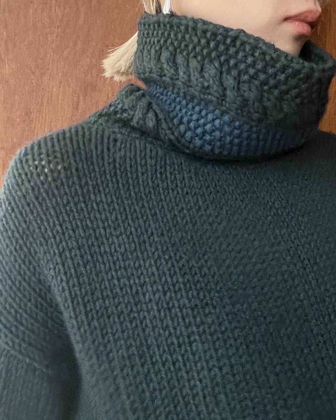 中村真里さんのインスタグラム写真 - (中村真里Instagram)「⁡ ネック部分は棒針で編まれた柄編みで配色にすることで顔周りが華やかに☺️アクセはコンパクトなのがバランスいいなぁと思います。 ⁡ アウトバランスの着丈がスタイルアップにもつながるスクエアシルエットで ロングシャツやワンピの上からレイヤード して着るのも絶対かわいい。 ⁡ KNIT: Holiday knit tops  11/15- BOTTOM:Corduroy wide PT 発売中 ⁡ @RIM.ARK #RIMARK」11月11日 13時17分 - _marinakamura_