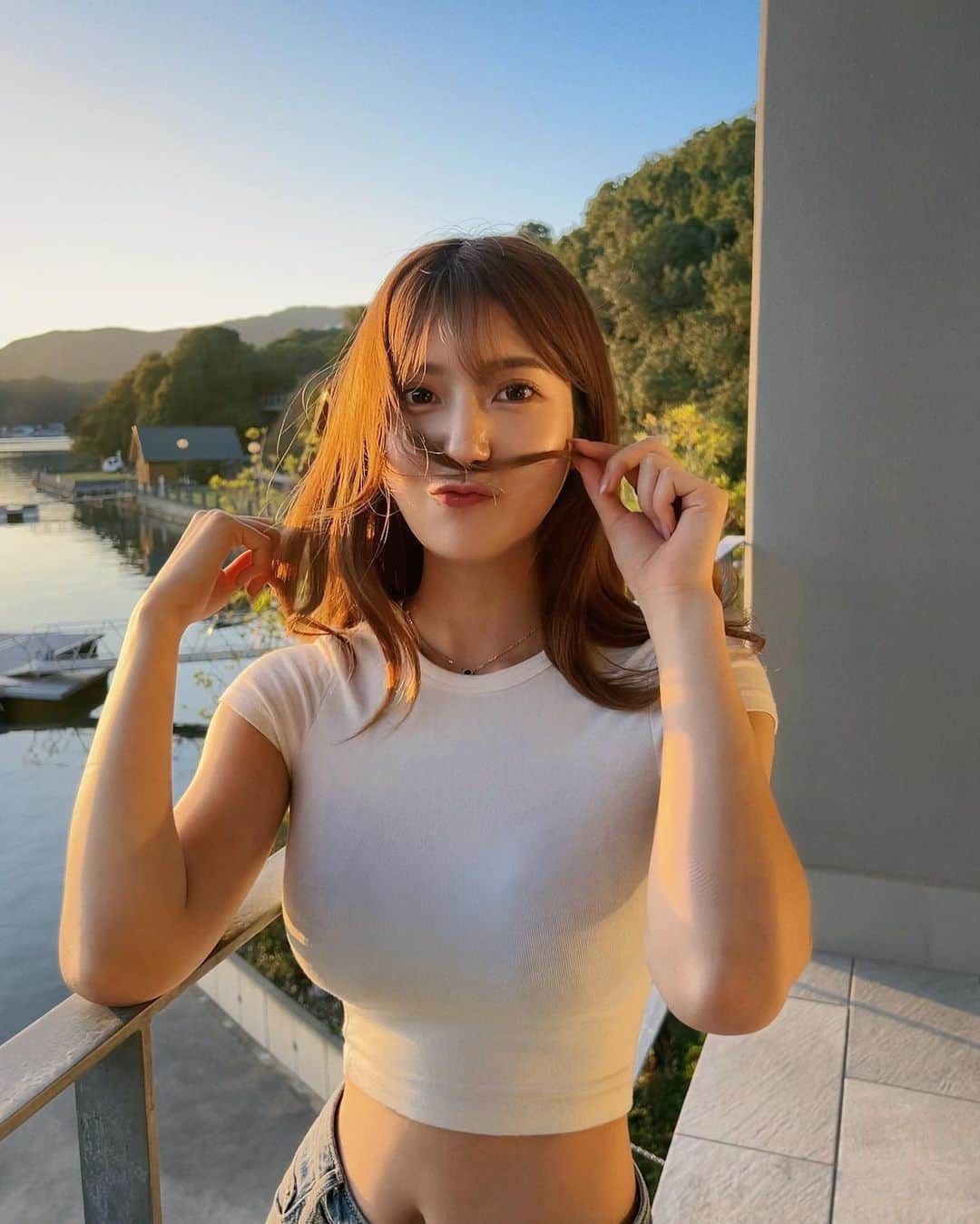 あべなつきさんのインスタグラム写真 - (あべなつきInstagram)「🌿☀️🦢🌊  三重県伊勢志摩の英虞湾を一望…🥹 サンセットが綺麗だった☀️  @grounds.official の白のスニーカーお気に入り👟🤍 シンプルな格好でも一気に可愛くなる🥰  スカートは、@gydajp 🐋  #三重県 #伊勢志摩 #三重」11月11日 13時18分 - i.am_natsuki_