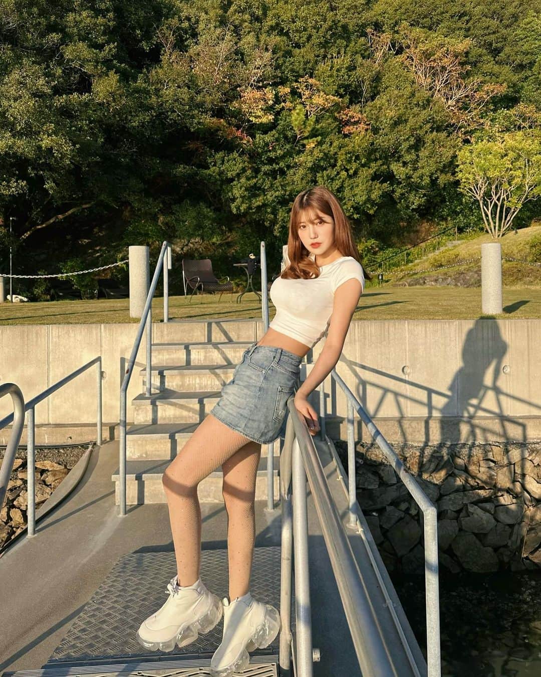 あべなつきさんのインスタグラム写真 - (あべなつきInstagram)「🌿☀️🦢🌊  三重県伊勢志摩の英虞湾を一望…🥹 サンセットが綺麗だった☀️  @grounds.official の白のスニーカーお気に入り👟🤍 シンプルな格好でも一気に可愛くなる🥰  スカートは、@gydajp 🐋  #三重県 #伊勢志摩 #三重」11月11日 13時18分 - i.am_natsuki_
