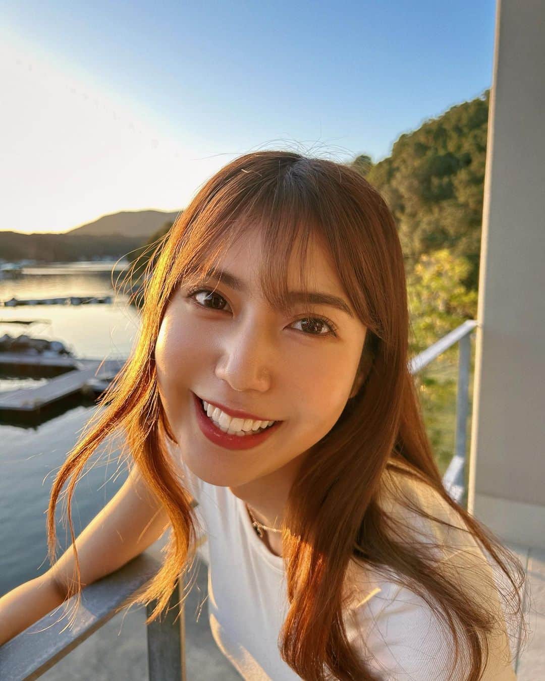あべなつきさんのインスタグラム写真 - (あべなつきInstagram)「🌿☀️🦢🌊  三重県伊勢志摩の英虞湾を一望…🥹 サンセットが綺麗だった☀️  @grounds.official の白のスニーカーお気に入り👟🤍 シンプルな格好でも一気に可愛くなる🥰  スカートは、@gydajp 🐋  #三重県 #伊勢志摩 #三重」11月11日 13時18分 - i.am_natsuki_