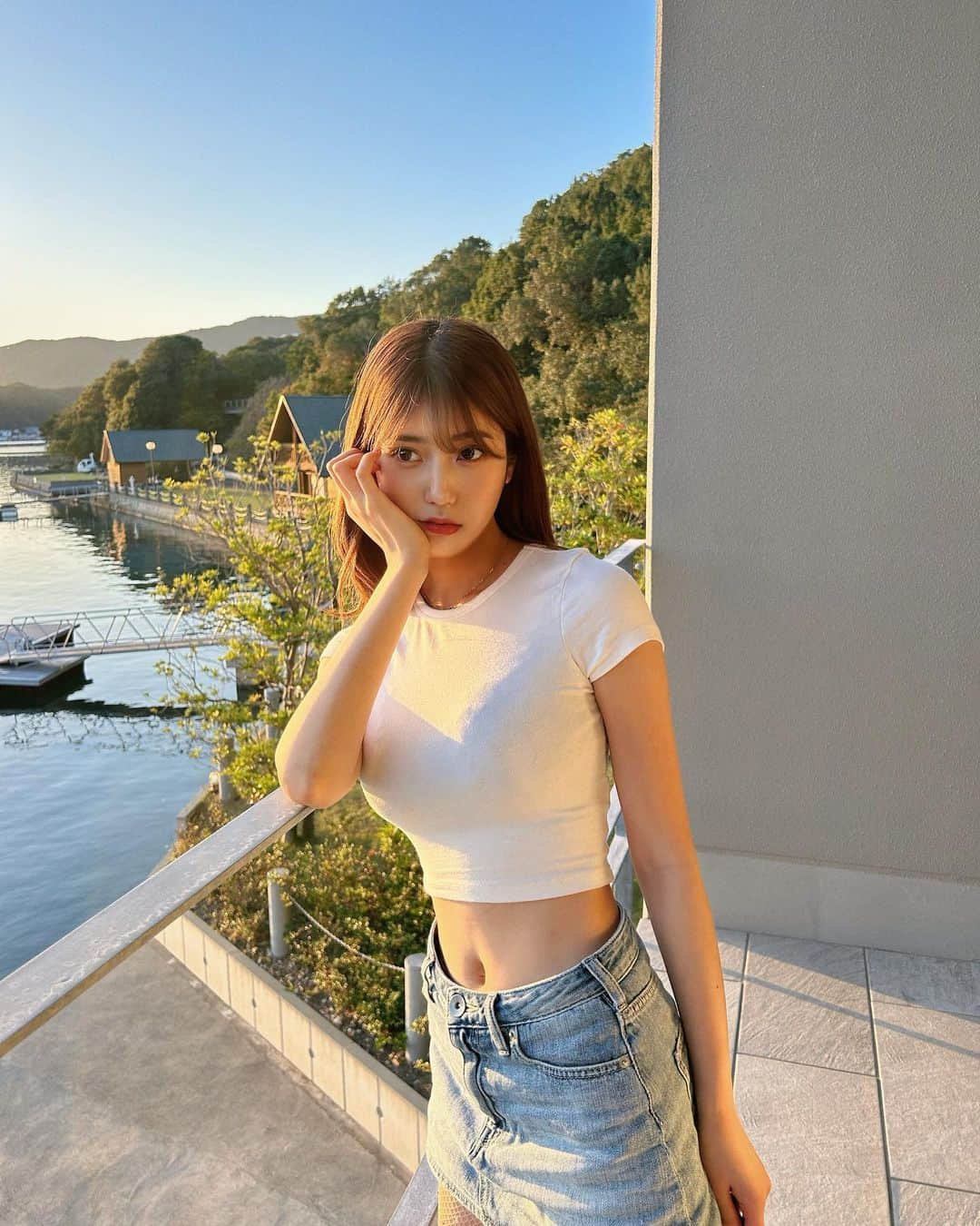 あべなつきのインスタグラム：「🌿☀️🦢🌊  三重県伊勢志摩の英虞湾を一望…🥹 サンセットが綺麗だった☀️  @grounds.official の白のスニーカーお気に入り👟🤍 シンプルな格好でも一気に可愛くなる🥰  スカートは、@gydajp 🐋  #三重県 #伊勢志摩 #三重」