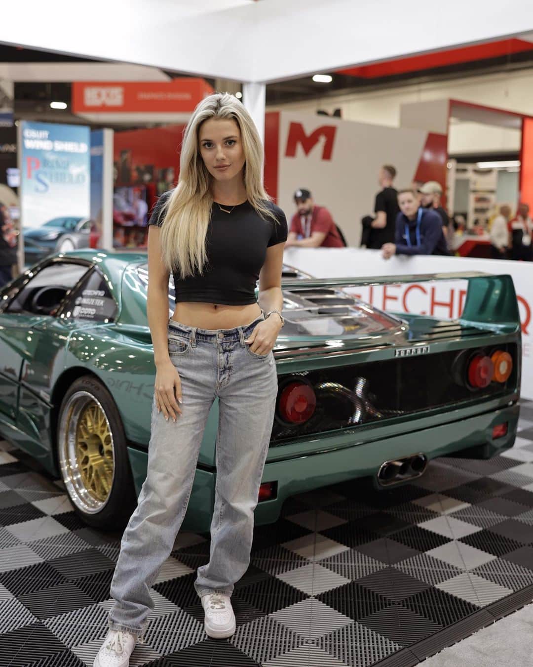 Lindsay Brewerさんのインスタグラム写真 - (Lindsay BrewerInstagram)「This is my dream car🤩 what’s yours?   @gtechniq_na #f40」11月11日 13時18分 - lindsaymariebrewer