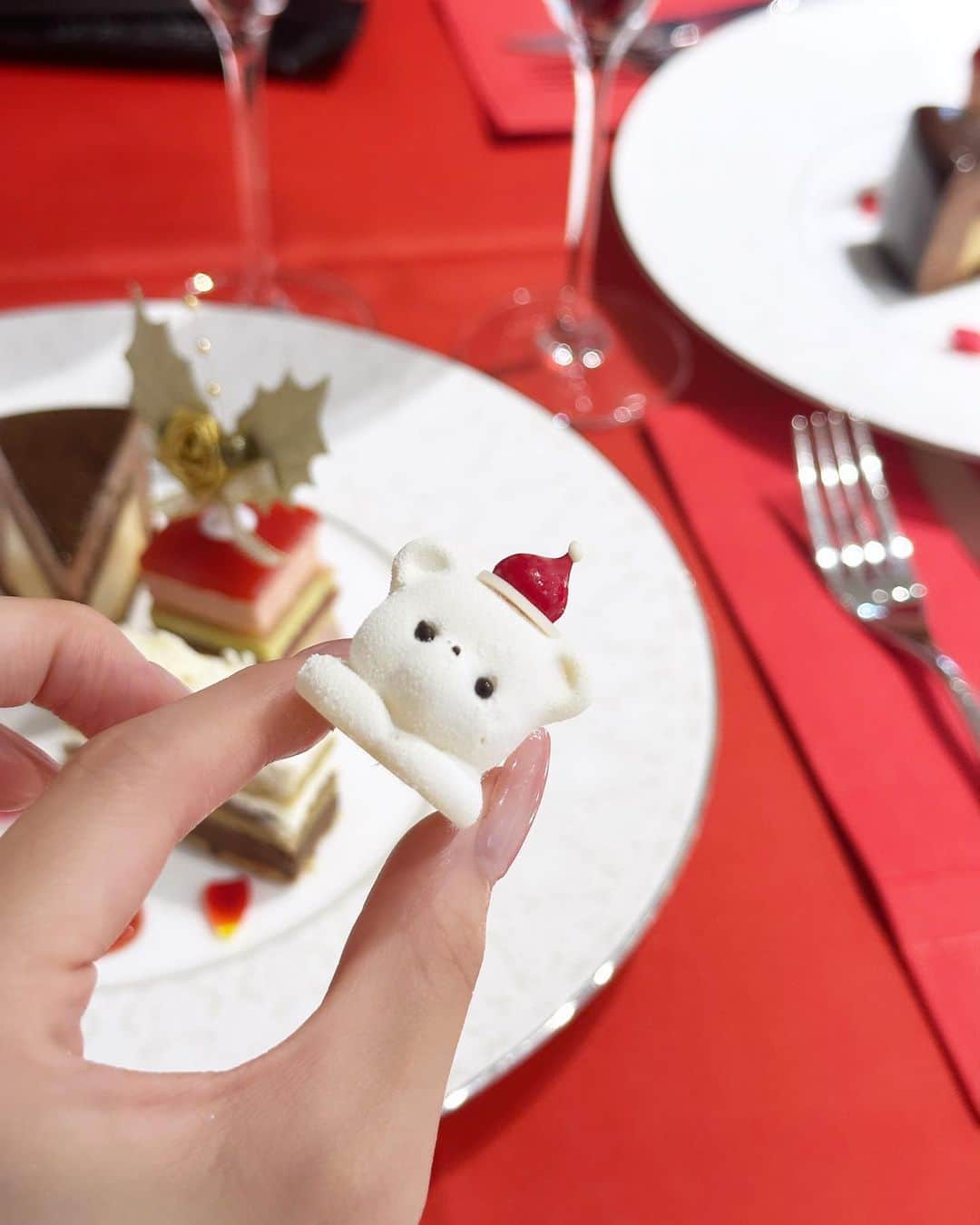 休井美郷さんのインスタグラム写真 - (休井美郷Instagram)「チョコレートってなんか無性に食べたくなるときありません？、、🍫  なんかなんでもない日にさ、 「ケーキ買ってきたよ、一緒に食べよう」 って言って帰ってきてくれる人って素敵だよね🍰🎄  #妄想」11月11日 13時26分 - kyuui_misato