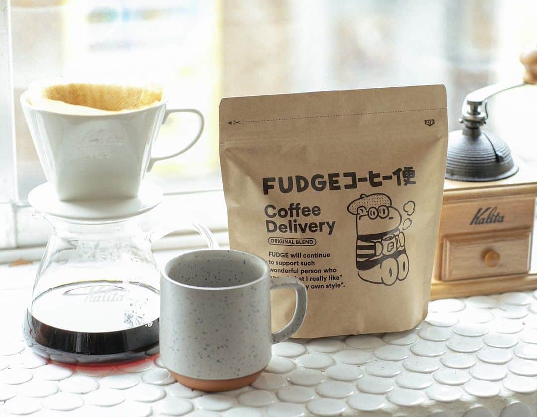 FUDGEさんのインスタグラム写真 - (FUDGEInstagram)「好評につき、【FUDGE コーヒー便】全3回定期便のみ販売延長決定🎊 たくさんのお申し込みをありがとうございます🙇‍♀️  11/10をもちまして、全3回定期便とvol.01 Mornig Coffee 単品、数量限定クッキー缶セットがSOLD OUTとなりました。たくさんの方にご購入をいただき本当にありがとうございました！  ・FUDGEの世界観でコーヒーを味わえるのが楽しみ ・他では味わえないオリジナルブレンドにわくわく ・3回セット特典のコーヒーミニブックが届くのが楽しみ！ など色々なお声をいただきました🙏  そこで、もう少しみなさんに楽しんでいただける機会を作りたいなと思い、全3回定期便のみ、11/15(水) 9:59まで販売期間を延長いたしました✊ この機会にぜひ楽しんでいただけると嬉しいです！  また、vol.02 Sweets Time Coffeeの単品販売がスタートいたしました！  ☕️FUDGE コーヒー便についておさらい☕️  「FUDGE コーヒー便」は、2022年に『FUDGE』創刊20周年を迎えたことを記念してスタートしたスペシャル企画。「コーヒーとの新たな出逢い」をテーマに、FUDGE オリジナルブレンドのコーヒーを全3回、毎月お届けします💌  ●FUDGEの世界観をおうちカフェとして楽しんで🏠 自分なりのお洒落をして毎日を楽しく過ごしてほしいと願っているFUDGEが、日常の中で大切だと考えるのがカフェでゆっくり過ごしたり、コーヒーを味わったりするささやかな時間。FUDGEがお届けするコーヒーで新たな発見や出逢いを楽しんで欲しい、という想いを込めました。  ●パリジェンヌの3つのコーヒー時間をイメージしたオリジナルブレンド🇫🇷 今回は本屋さんで働くパリジェンヌを主人公に、3つのコーヒー時間をイメージしたオリジナルブレンドを制作しました。はじまりの朝、一息つきたいスイーツタイム、夜寝る前の癒しの時間…それぞれのシーンに合わせたコーヒーは、毎日のささやかなエッセンスになってくれるはずです！  ●スペシャルティコーヒー専門店「REC COFFEE」とコラボ🫘 今回タッグを組む「REC COFFEE」は、コーヒー好きからも定評のある、福岡・博多を中心に東京・渋谷や水道橋にも店舗展開するスペシャルティコーヒー専門店。代表の岩瀬由和さんは、バリスタの世界大会で準優勝した実績を持ち、日本にスペシャルティコーヒーを広めた立役者のひとり。そんなコーヒー業界を牽引する「REC COFFEE」とコラボレーションして、オリジナルブレンドのコーヒーを作りました。  ●全3回購入者特典！FUDGE コーヒー便 限定ミニブックをプレゼント✨ 全3回定期便を購入した方だけ！コーヒー時間をさらに楽しくさせてくれる限定ミニブック「FUDGE COFFEE mag」をプレゼントいたします。今回の主人公、本屋さんで働くパリジェンヌのコーヒー時間をビジュアル付きのストーリーで体感できたり、コーヒー好きが教えるおすすめのコーヒーショップや映画、本などなど、FUDGEならではのコーヒーにまつわるトピックスをご紹介。最後のvol.3と一緒にお届けしますので楽しみにお待ちください！  ●FUDGE コーヒー便 セット内容🎁 受注期間：全3回定期便のみ2023年11月15日（水）9:59まで延長‼︎ 特設サイト：https://fudge.jp/fudgetab/coffee-2023/  プロフィール欄のURLからアクセスできます。 もしくはFUDGE.jpにて、『コーヒー便』で検索🔍  ＼すべて楽しみたい方はこちら！／  プラン1：【FUDGE コーヒー便 （全3回コース）】￥1900×3回分  ※税込。合計価格￥5700。別途、送料を加算。単品購入よりも600円お得‼︎ ・コーヒー（粉 or 豆）150g × 3回  ・コーヒー便カード 1枚 × 3回 ※写真のカードはイメージとなり実物とは異なります。  ・ミニブック「FUDGE COFFEE mag」1冊 ✨  ＼まず試してみたい方はこちら！／  プラン2：【FUDGE コーヒー便 （vol.02 Sweets Time Coffee）】￥2100  ※税込。別途、送料を加算。  ・コーヒー（粉 or 豆）150g  ・コーヒー便カード 1枚 ※写真のカードはイメージとなり実物とは異なります。   #FUDGEコーヒー部 #FUDGEコーヒー便 #ファージー #コーヒー便 #コーヒー好きな人と繋がりたい #コーヒー #コーヒーのある暮らし #コーヒータイム #コーヒーブレイク #コーヒー好き #コーヒーのある生活 #コーヒー豆 #ハンドドリップ #ハンドドリップコーヒー #サブスク #コーヒーサブスク #fudge #fudge_magazine #ファッジ」11月11日 13時28分 - fudge_magazine