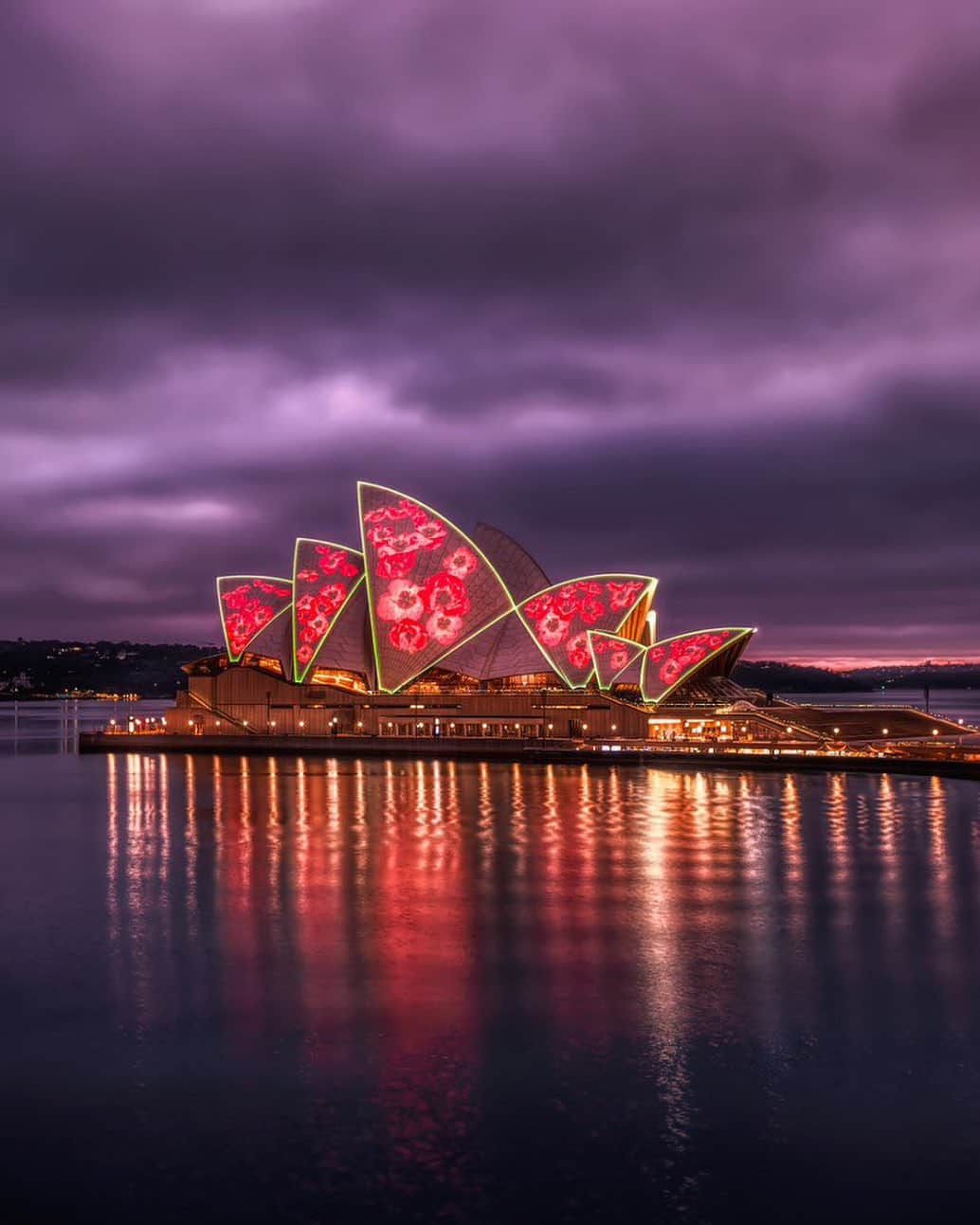 Australiaのインスタグラム：「Lest we forget ❤️ Today, the sails of the @sydneyoperahouse are illuminated with red poppies at both dawn and dusk to commemorate #RemembranceDay. On this day, we pay respect and pause for one minute to remember the service and sacrifice of our veterans and current serving personnel. (📸: @philipps.world.of.photography) #SeeAustralia #ComeAndSayGday #LestWeForget」