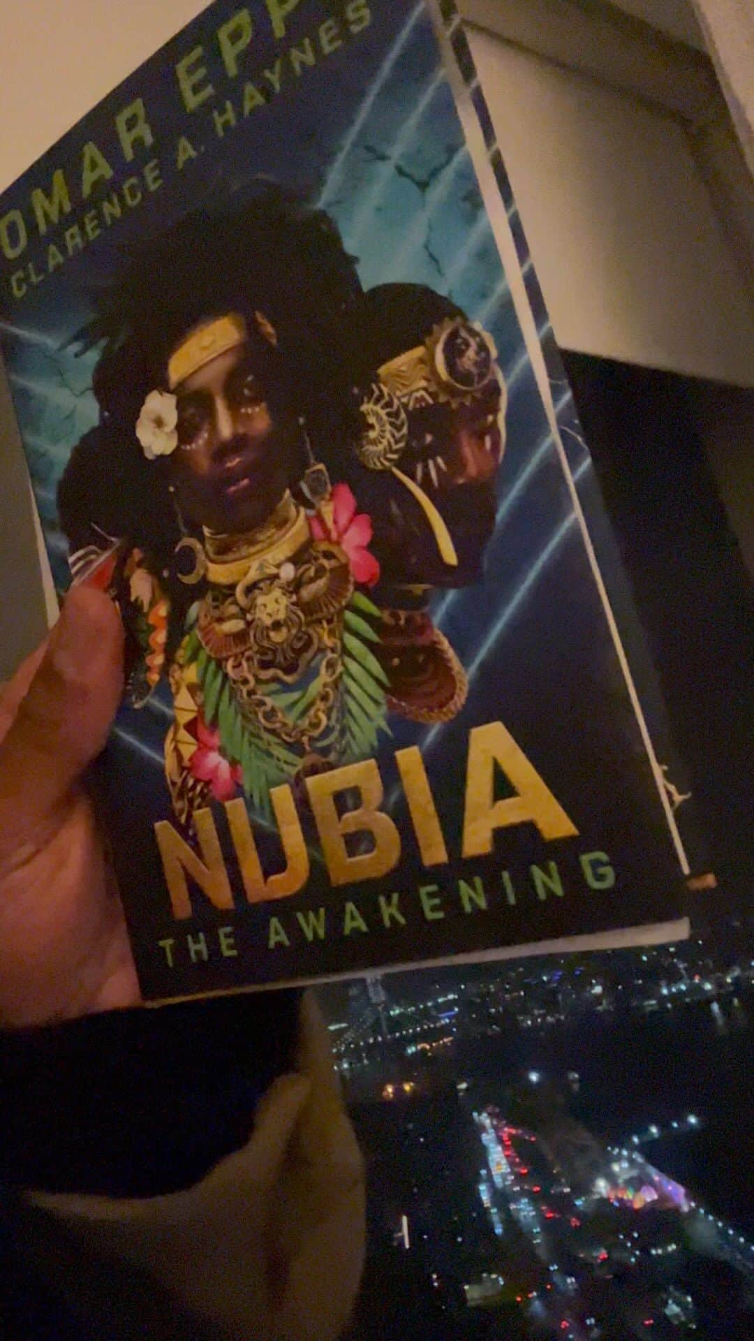 マーロン・ウェイアンズのインスタグラム：「Yall get my bro @omarepps book NUBIA “THE AWAKENING”. It’s GOOOOOOOD!」