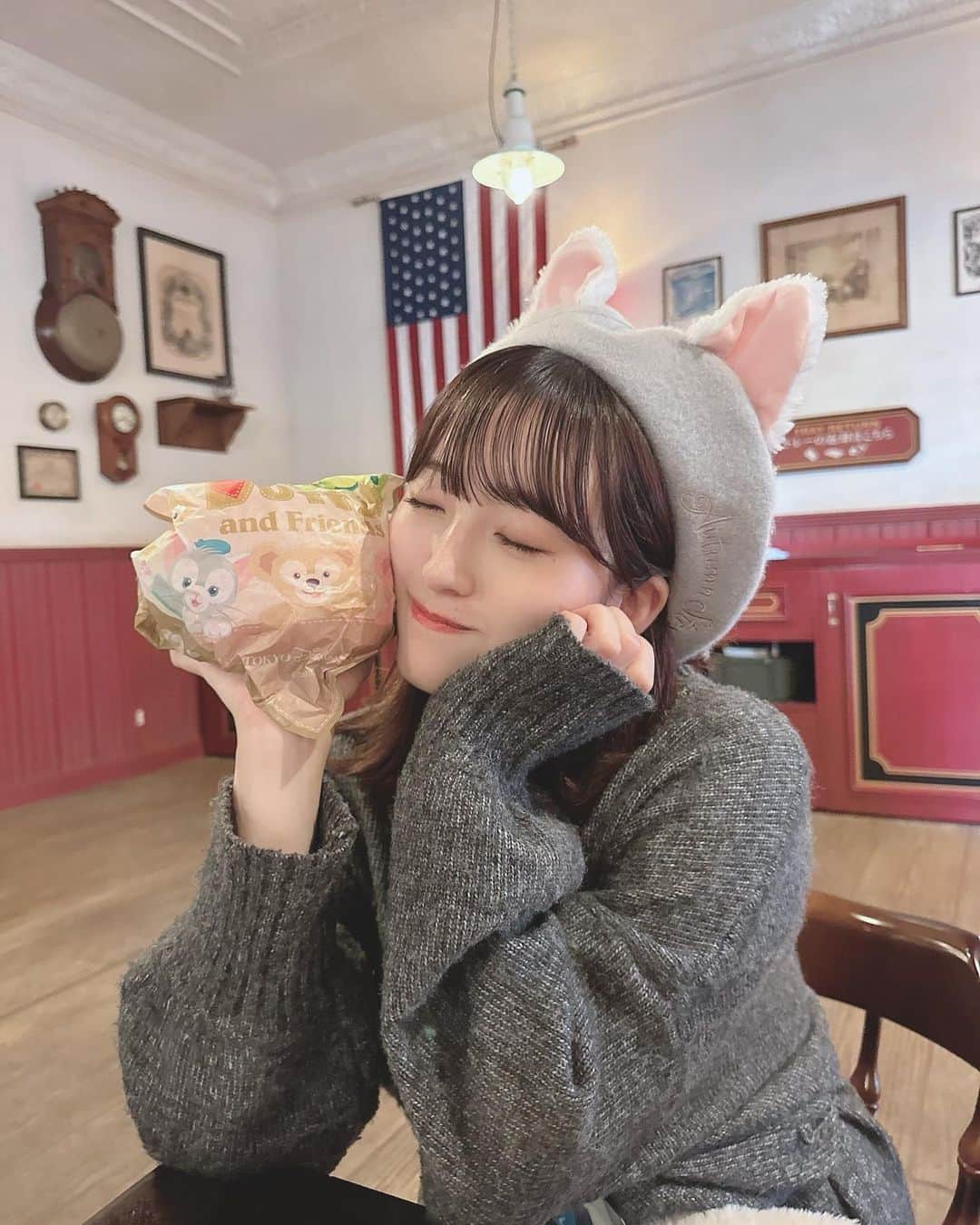 のインスタグラム：「ケープコッドの新メニュー🐰♡  ケープコッドクックオフで１日から発売されてる、ファーストプライズセット🍔チーズブレッドサンドで中には生ハム、サツマイモ＆チーズクリーム、ピスタチオが入ってるの！甘めなサンドです♡ 私はすっごく好きだった！ご飯の後に食べたから甘さもちょうど良くて🥺✨  今回はジェラトーニの格好だったから絶対行きたかったの🎨スーベニアはクッキーちゃんで、クリスマス限定のカチューシャも発売されたからそれも可愛いだろうな〜！もう行きたい笑笑」