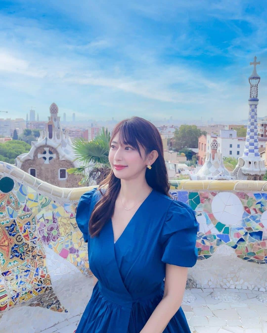 日野礼香のインスタグラム：「グエル公園💙 タイルの模様もツボだし曲線を描く建物も好きすぎて ガウディ天才🥹✨  スペインはONEPIECEドレスローザ編のモデルらしい！ ここからの景色もまさにそんな感じでした☺️ ONEPIECEの世界観のモデルになったところ 全部行きたいなー✨✨  #spain #spaintravel #spainfood #trip #travel #tripstagram #travelstagram #parkguell #japanesegirl #spaintrip #barcelona #スペイン #スペイン旅行 #バルセロナ #スペイングルメ #海外旅行 #旅好き #旅好き女子 #タビジョ #旅スタグラム #onepiece聖地巡礼 #ドレスローザ #グエル公園 #ガウディ建築 #アントニオガウディ」