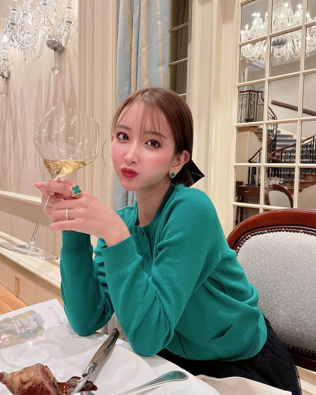 SHIORIさんのインスタグラム写真 - (SHIORIInstagram)「グリーンな日💚💚💚 服もピアスもリングも 全部グリーンでした🥺🥺💚  いつも何週間も前から計画して 開催するにじこさんとの語り会🫶🏻💘🍷 美容と仕事と趣味と…🪡💎 話してたらあっという間の4時間🥺❤️❤️  そしたら最後、 プレートとプレゼントまで用意してくれてて ほんっとーーーにびっくり！😭 "自分じゃ買わないブランドで…❤️‍🔥"って ヴィトンの超私好みすぎる ニット帽が出てきて泣いた😭 かわいいありがとうございます😢😭  常に自己ベストを更新し続けるような、 ストイックで努力家なにじこさんが 大好きだし憧れだし本当に尊敬。🥲  今回もとっても有意義で モチベーション上がりまくりな 会でした🥺❤️💘💘 そしてお供にチーズワゴンは 欠かせない🧀🫕最高だった🧀🍷笑 次は忘れずに写真撮る❤️‍🔥❤️‍🔥😤  #らぶ」11月11日 13時45分 - si_chaaaan