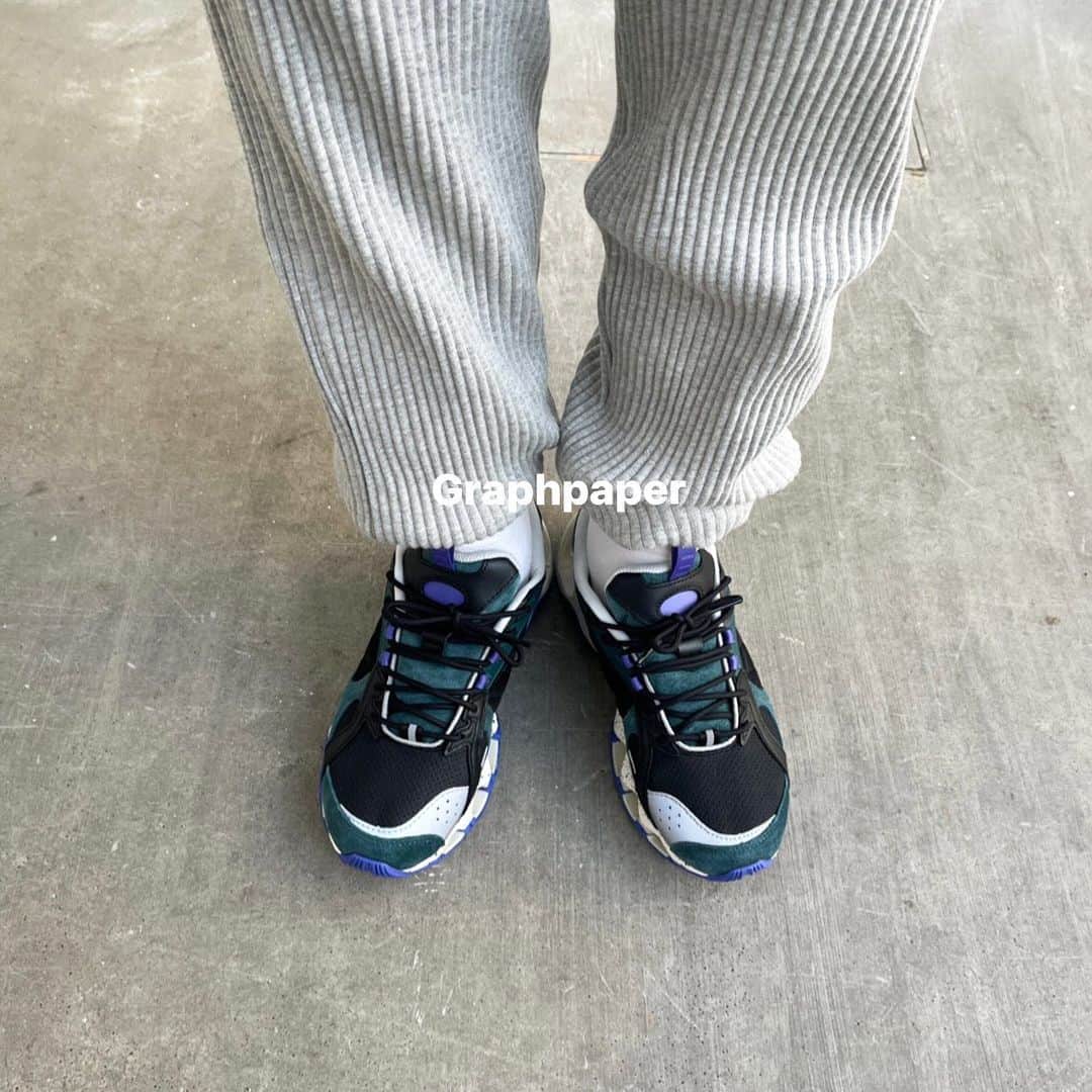 【ANN DE ARKのインスタグラム：「Graphpaper×MIZUNO  WAVE PROPHECY β2 Graphpaper ￥38,500（税込）  ミズノ×グラフペーパーによる第4弾コラボスニーカーが登場。 ミズノの象徴であるランバードロゴをあえて排除し、ミニマルさを追求したデザインです。 どこか懐かしいようなマウンテンビューの色味は、さまざまなパンツに馴染み幅広いスタイルに合わせやすい点もポイントです♩  ⁡ ⁡ ⁡ 詳しくはオフィシャルサイト【ARKnets】にて。 ■商品や通信販売に関しまして ご不明な点がございましたらお気軽にお問い合わせください。 ———————————— オフィシャルサイトの在庫と店頭在庫は共有しております。 商品に関しましては、お気軽にコメントや店舗までお問い合わせください。 ⬇︎⬇︎⬇︎ @ann_de_ark  @arknets_official ⁡ #fashion #栃木 #宇都宮 #ショップ #セレクトショップ　#arknets #anndeark #graphpaper  -———————————」