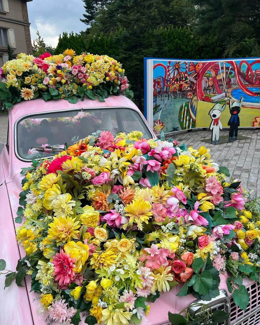 朝風れいさんのインスタグラム写真 - (朝風れいInstagram)「🩵💐🗼💐🩵  🎢富士急ハイランド🎢  まりこちゃんと行った富士急、めっちゃ楽しかった😆🩷 滞在時間、3時間くらいか？めちゃくちゃなタイムスケジュールで、乗りたいアトラクション全部乗る強行ツアー🤣 間違えて2回乗ったやつもあったなw  フジヤマは、やっぱ凄いね。首もげるかと思った…( ´ཫ` ) ふ、古傷が…_:(´ཀ`」 ∠):  最初に時間余って乗ったてんてこまいってアトラクションは、自分で翼を調節してクルクル回るんだけど、まりこちゃんは怖がって（フジヤマ平気なのに不思議）回れず、私は下手で回れず。。。二人して0回転というしょぼペアでした🙃  多分①と②の席かな😅  #時差投稿 #富士急ハイランド」11月11日 13時56分 - rei.wd