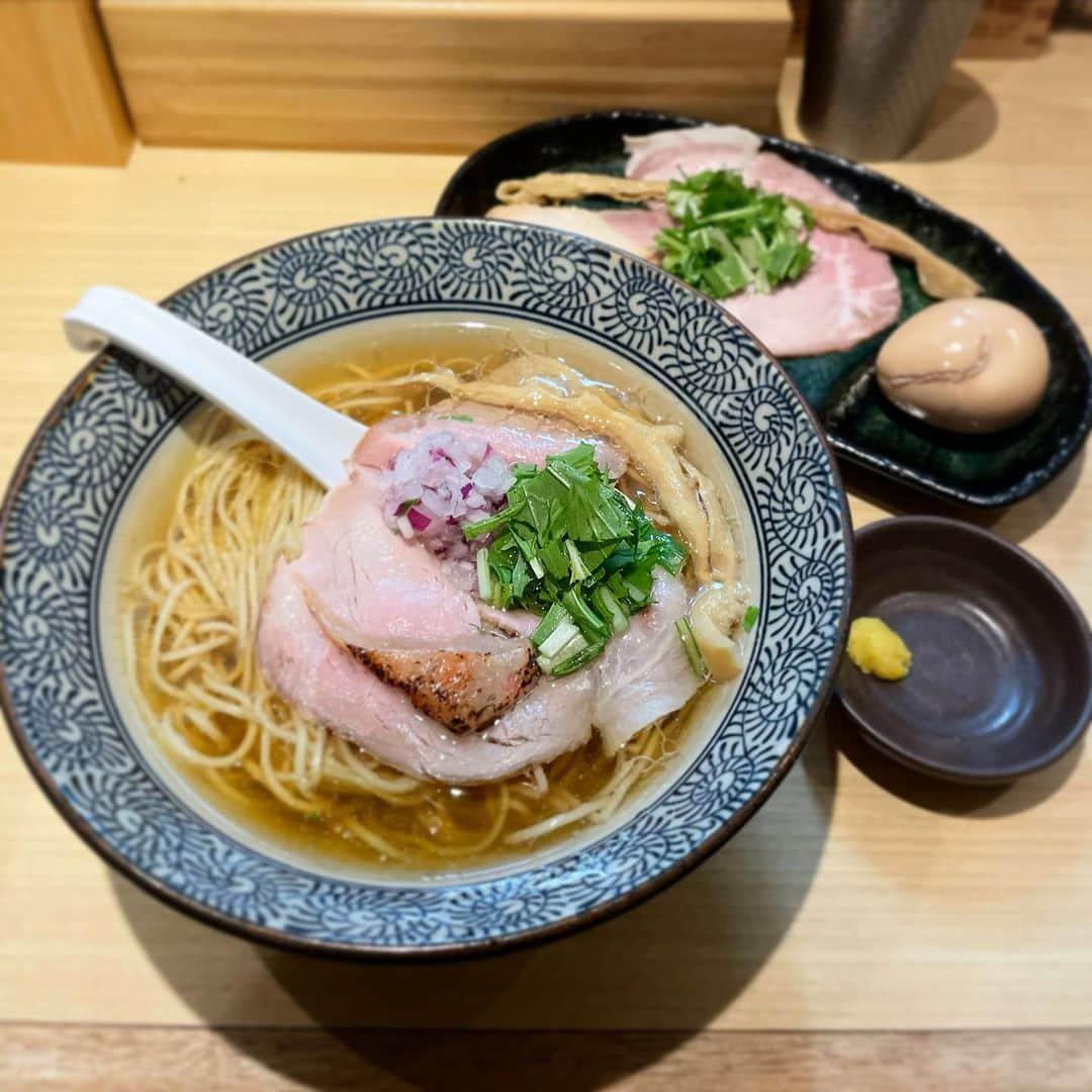 木村ひさしのインスタグラム：「最高のおっさんの昼ごはん。 地鶏と金目鯛中華そば導　特製金目鯛塩そば #最高のおっさんのラーメン  #2024チャレンジ第一弾 #ふらくらマックス」