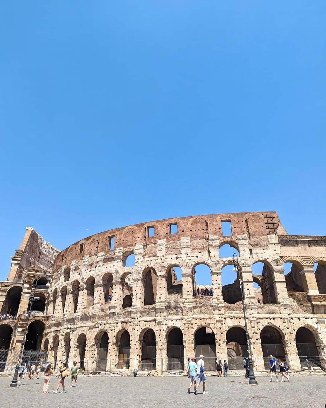 安岡あゆみさんのインスタグラム写真 - (安岡あゆみInstagram)「. 📍Colosseo ローマのシンボルともいえる世界遺産コロッセオ。 約2000年前に建てられた円形の闘技場は、周囲527m、高さ48m、収容人数約5万人という大きさに圧倒されました！ どうやらワンピースにコロッセオが出てくるそうで？夫のテンションが上がった瞬間でした😂 ワンピースファンの妹夫婦もハネムーンで同じ話をしていたそうです☺️ トレヴィの泉と真実の口は想像以上の人の多さで一瞬だけ楽しみ即退散💨 何十年もローマに住んでいるガイドさん曰く、こんなに観光客がいるのは初めてだそう。 日本人は疎かアジア人は全くいなかったけど🤔 しかし、ローマは今回訪れた7都市の中でも圧倒的に暑かった🫠 日差しも強く一瞬たりともサングラスを外せず🕶️ 私たちが訪れた数日後には、42.9度まで気温が上がったそうです。ひぃ . . #italia #roma #italian #italiatravel #romatravel #ayumi_y_travel #colosseo #fontanaditrevi #boccadellaverita #イタリア #ローマ #イタリア旅行 #ローマ旅行 #コロッセオ #トレヴィの泉 #真実の口 #ヨーロッパ #ヨーロッパ旅行 #ヨーロッパ周遊 #世界遺産」11月11日 13時54分 - ayumi_yasuoka