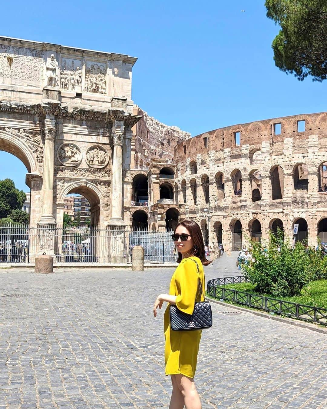 安岡あゆみのインスタグラム：「. 📍Colosseo ローマのシンボルともいえる世界遺産コロッセオ。 約2000年前に建てられた円形の闘技場は、周囲527m、高さ48m、収容人数約5万人という大きさに圧倒されました！ どうやらワンピースにコロッセオが出てくるそうで？夫のテンションが上がった瞬間でした😂 ワンピースファンの妹夫婦もハネムーンで同じ話をしていたそうです☺️ トレヴィの泉と真実の口は想像以上の人の多さで一瞬だけ楽しみ即退散💨 何十年もローマに住んでいるガイドさん曰く、こんなに観光客がいるのは初めてだそう。 日本人は疎かアジア人は全くいなかったけど🤔 しかし、ローマは今回訪れた7都市の中でも圧倒的に暑かった🫠 日差しも強く一瞬たりともサングラスを外せず🕶️ 私たちが訪れた数日後には、42.9度まで気温が上がったそうです。ひぃ . . #italia #roma #italian #italiatravel #romatravel #ayumi_y_travel #colosseo #fontanaditrevi #boccadellaverita #イタリア #ローマ #イタリア旅行 #ローマ旅行 #コロッセオ #トレヴィの泉 #真実の口 #ヨーロッパ #ヨーロッパ旅行 #ヨーロッパ周遊 #世界遺産」