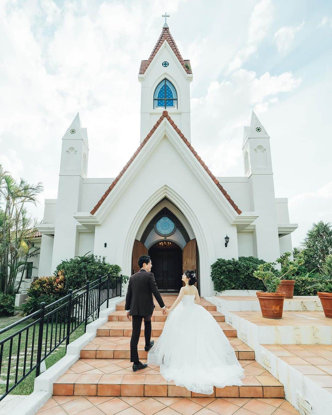 こんちゃんさんのインスタグラム写真 - (こんちゃんInstagram)「あーちゃんと結婚しました🤵‍♂️👰‍♀️ 入籍自体は7/7にしてたんだけど、ついに沖縄で小さな家族式だけど珍しく晴天の中、結婚式をしてきましたー！！！！  いやーめっちゃ感動してしまった…。 正直、昔から結婚式自体はあまりする未来が自分にはなかったんだけど、あーちゃんやあーちゃんのご両親、おじいちゃんおばあちゃんのことを考えて、いざやってみたらめっちゃいいな！結婚式！！！！！てなりました😂  一生に一度とはよく聞くけど、本当にその通りだなと思うしなんだろ、死んだらこの景色が走馬灯になってまた思い出すんだろうなって光景がたくさん見れた。 確かにお金はかかるけど、こんなきっかけでもないと中々できないことも感じれることもたくさんあると思う。 この式を通してまたお互いの仲がよくなった気がするし、式の会場や装飾をケチりまくった分で家族を沖縄に連れてこれて親孝行するきっかけにもなれてよかったなあ。  相変わらず笑ってばかりだったので、式の様子はYouTube観てくれたら嬉しいです🏝️  元気、素敵な写真写真ありがとう！！！！！ @genki_moriya   #とったび」11月11日 13時55分 - hiromasakondo